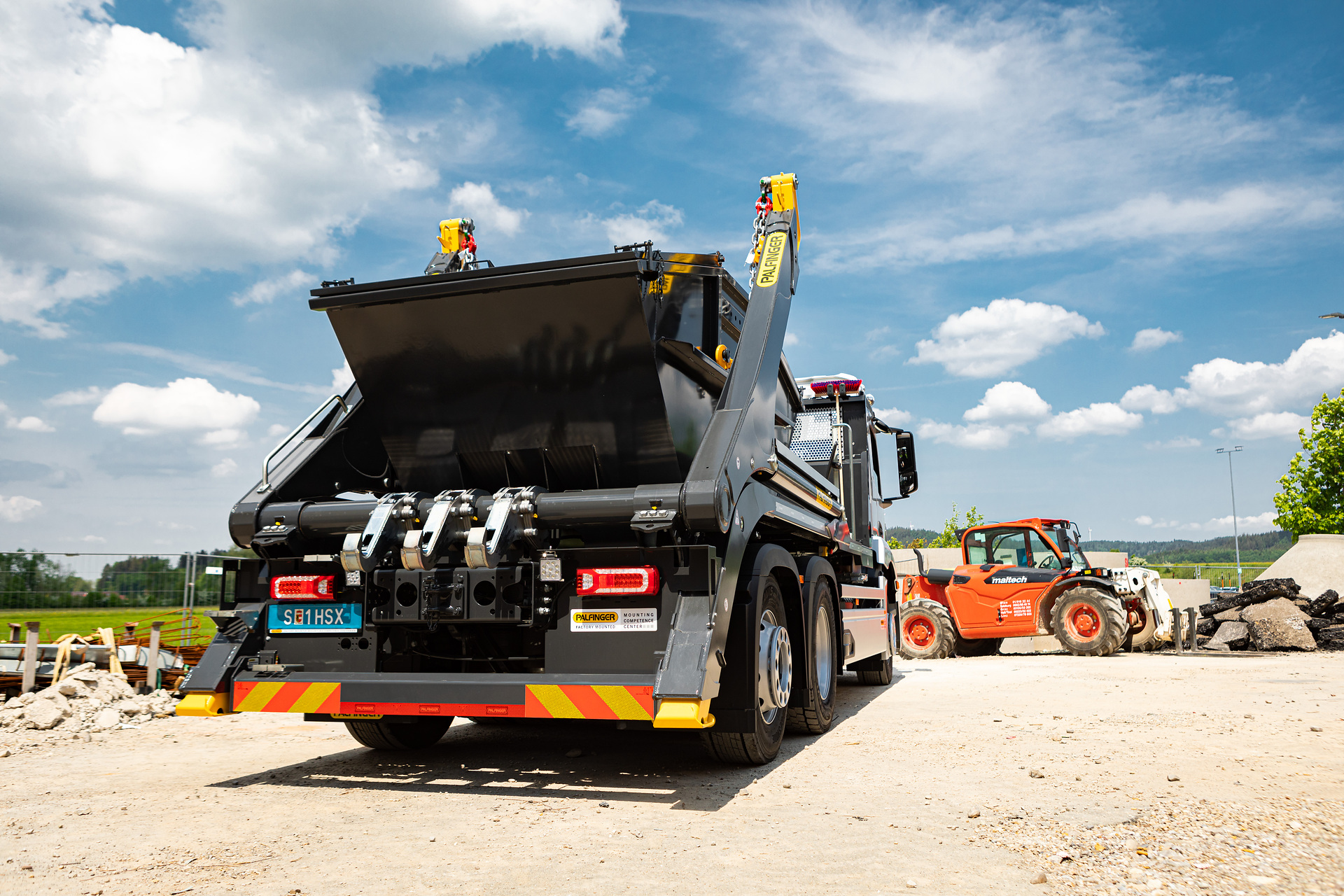 Mercedes-Benz Trucks präsentiert auf der IFAT 2022 in München nachhaltige kommunale Mobilitätslösungen eActros und elektrifizierte Kipperlösungen von MEILLER und PALFINGER
