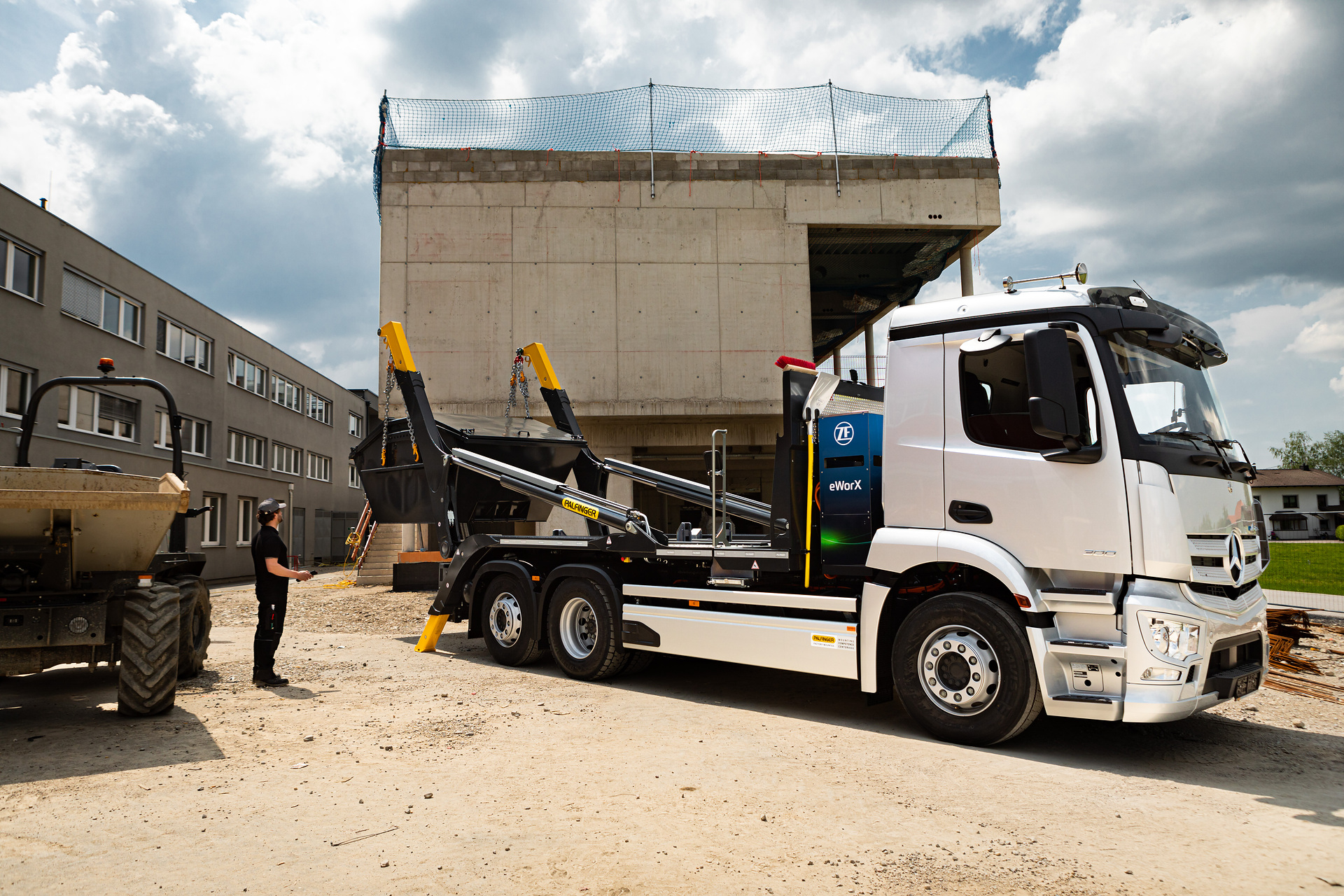 Mercedes-Benz Trucks präsentiert auf der IFAT 2022 in München nachhaltige kommunale Mobilitätslösungen eActros und elektrifizierte Kipperlösungen von MEILLER und PALFINGER