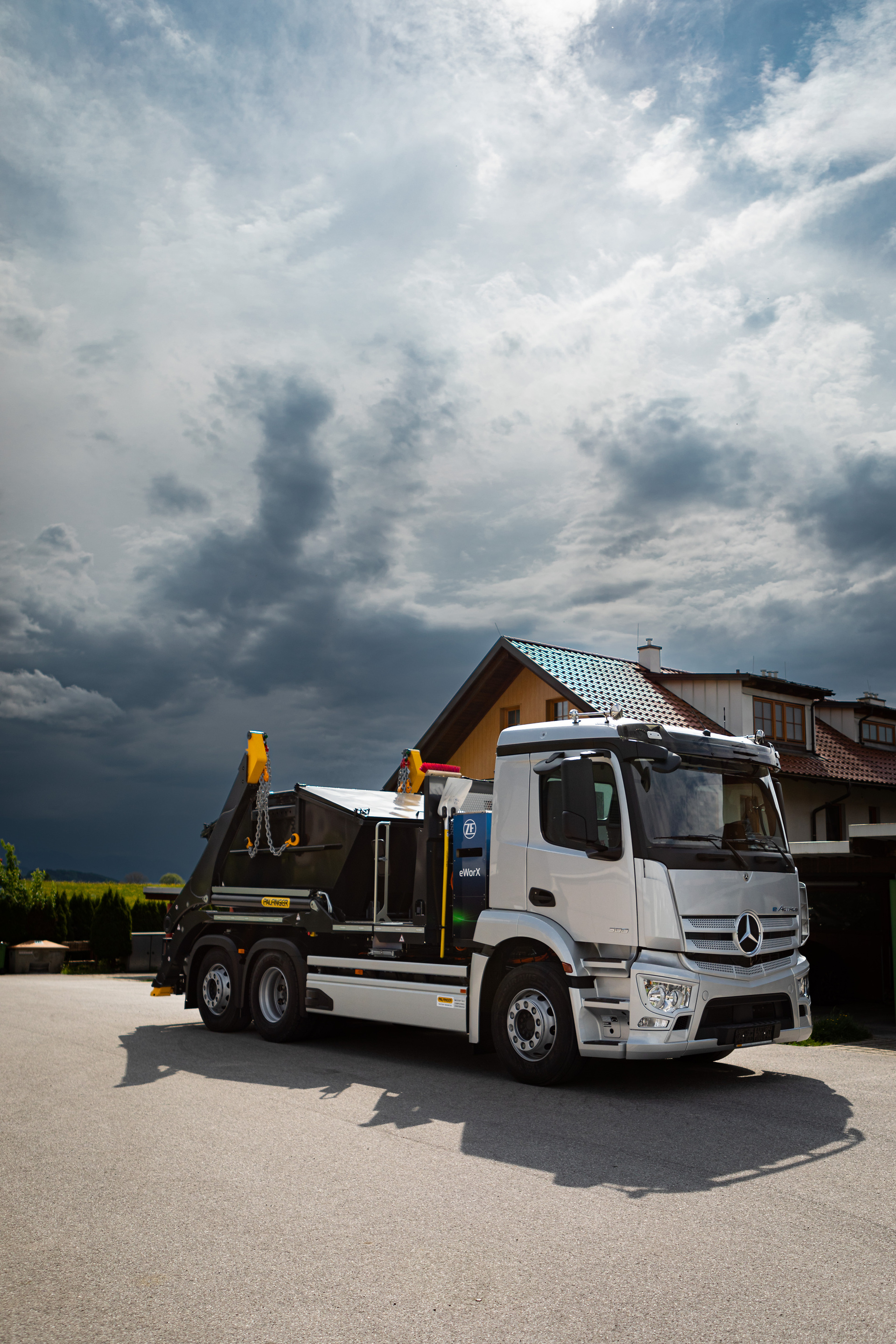 Mercedes-Benz Trucks präsentiert auf der IFAT 2022 in München nachhaltige kommunale Mobilitätslösungen eActros und elektrifizierte Kipperlösungen von MEILLER und PALFINGER