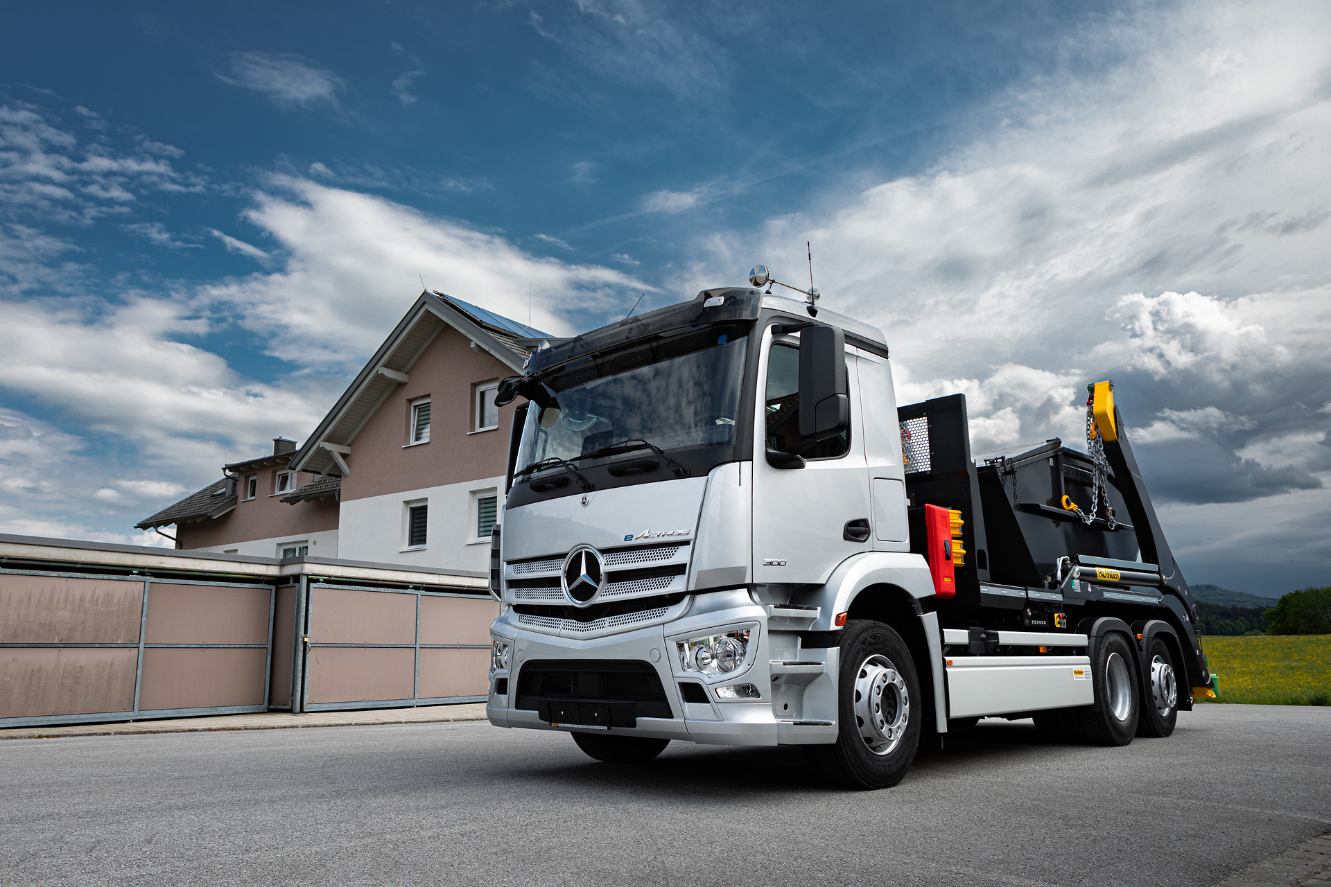 Mercedes-Benz Trucks präsentiert auf der IFAT 2022 in München nachhaltige kommunale Mobilitätslösungen eActros und elektrifizierte Kipperlösungen von MEILLER und PALFINGER