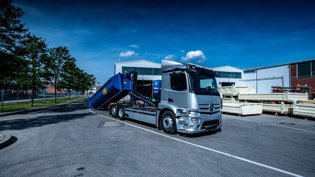 Mercedes-Benz Trucks präsentiert auf der IFAT 2022 in München nachhaltige kommunale Mobilitätslösungen eActros und elektrifizierte Kipperlösungen von MEILLER und PALFINGER