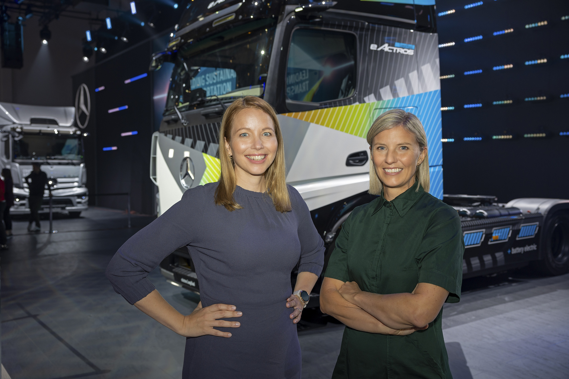 Karin Rådström und Stina Fagerman präsentieren die Neuheiten von Mercedes-Benz Trucks auf der IAA Transportation 2022