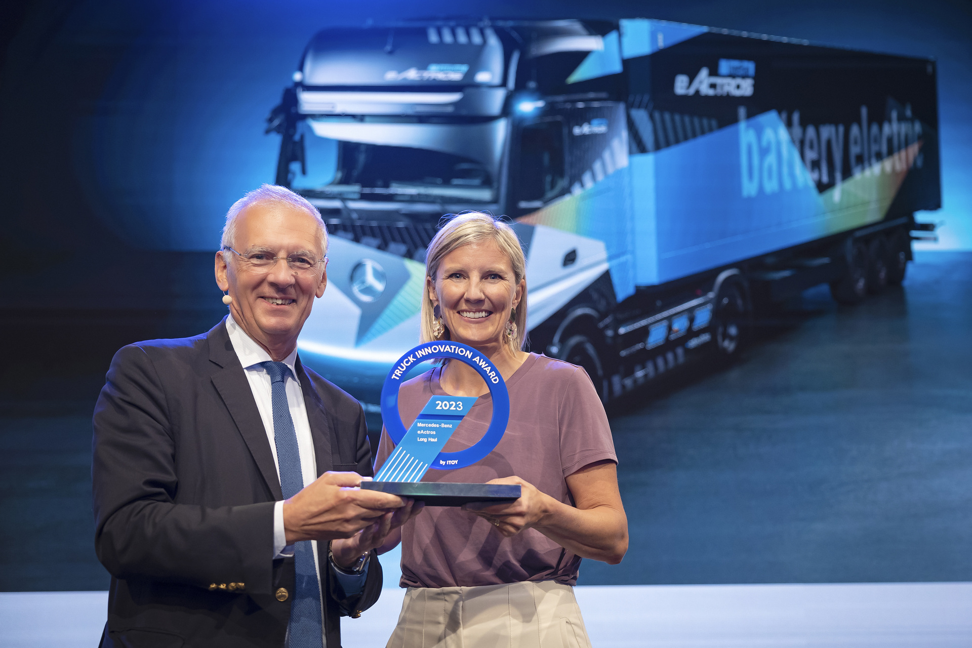 Mercedes-Benz eActros LongHaul receives the “2023 Truck Innovation Award”