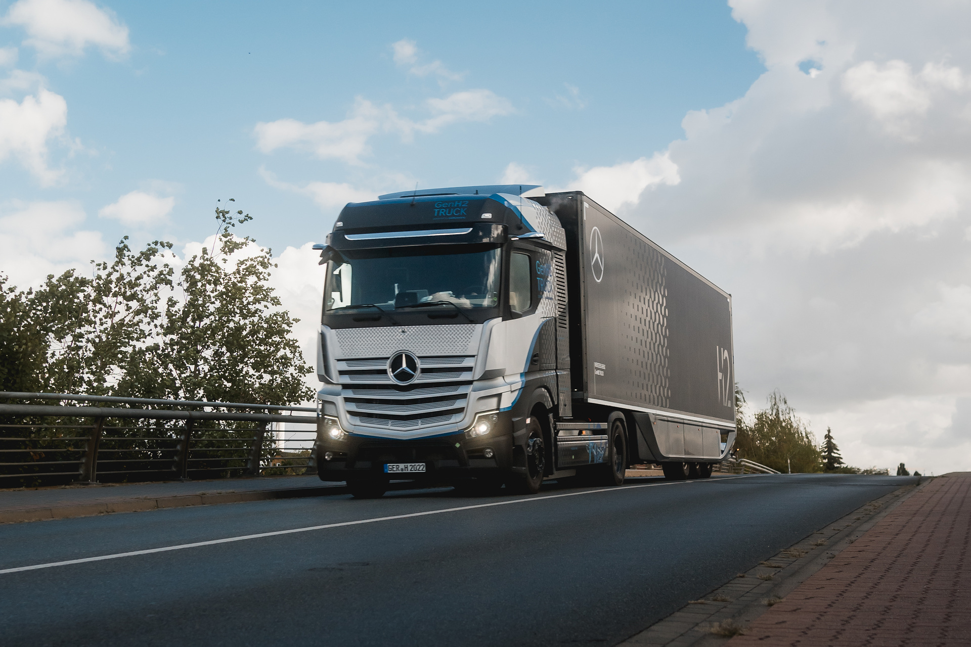 Brennstoffzellen-Lkw: Daimler Truck baut kundennahe Erprobungsflotte von  Mercedes-Benz GenH2 Trucks