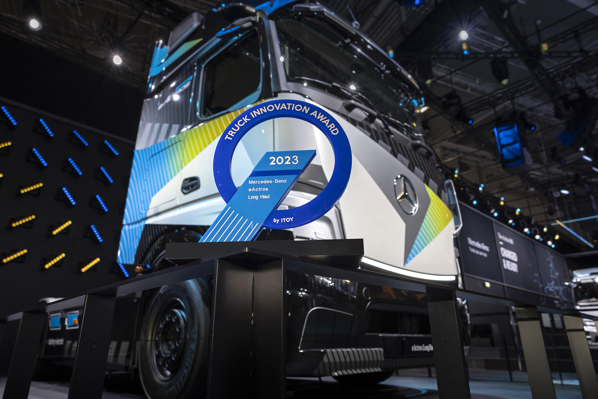 Mercedes-Benz eActros LongHaul mit dem „2023 Truck Innovation Award“ ausgezeichnet