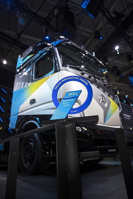 Mercedes-Benz eActros LongHaul mit dem „2023 Truck Innovation Award“ ausgezeichnet