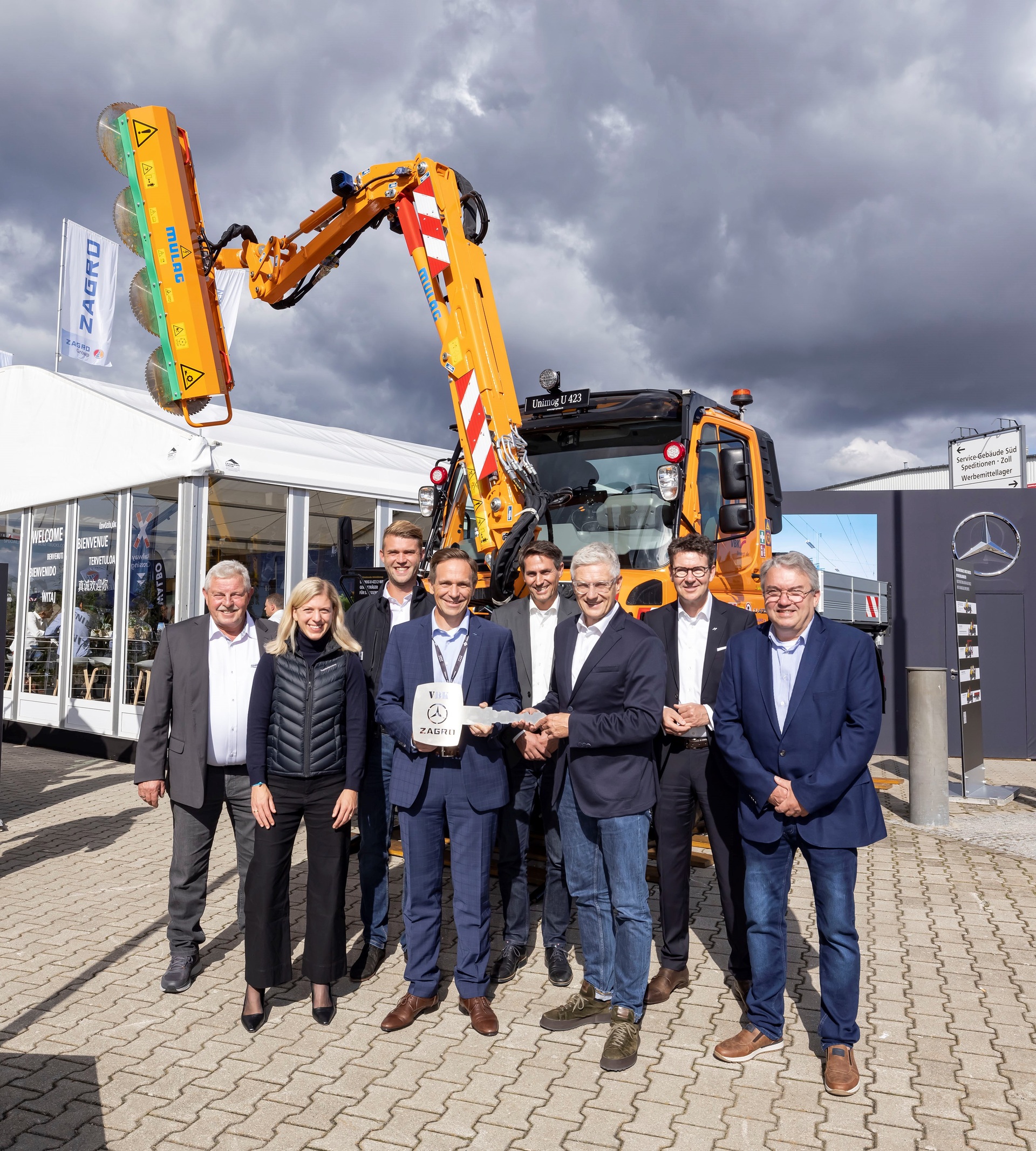 Übergabe Zweiwege-Unimog an die Verkehrsbetriebe Karlsruhe Übergabe Zweiwege-Unimog an die Verkehrsbetriebe Karlsruhe