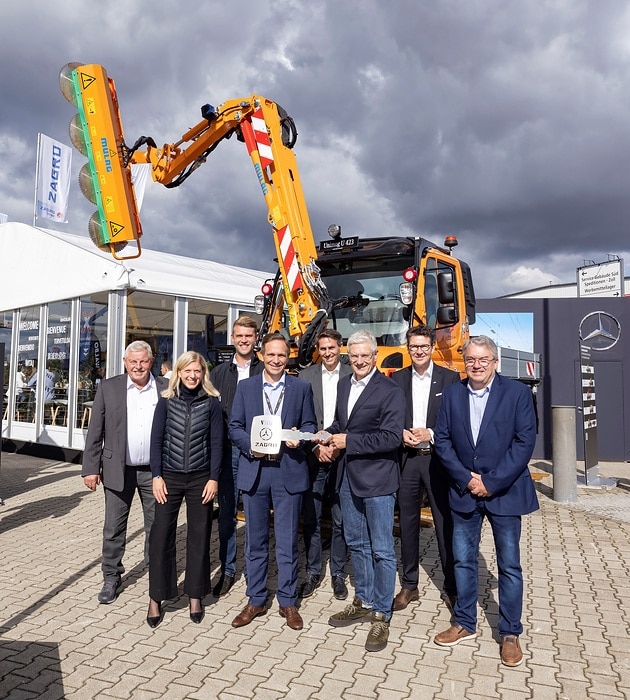 Übergabe Zweiwege-Unimog an die Verkehrsbetriebe Karlsruhe