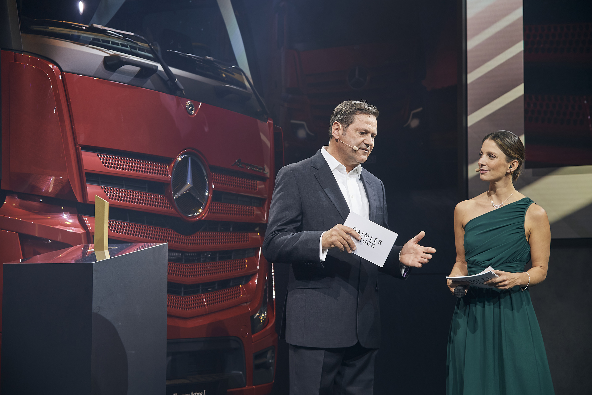 Marcus Schoenenberg, Head of Global Procurement Daimler Truck, guided through the evening together with Romina Langenhan. Daimler Truck AG presents its Supplier Award for the first time as an independent company