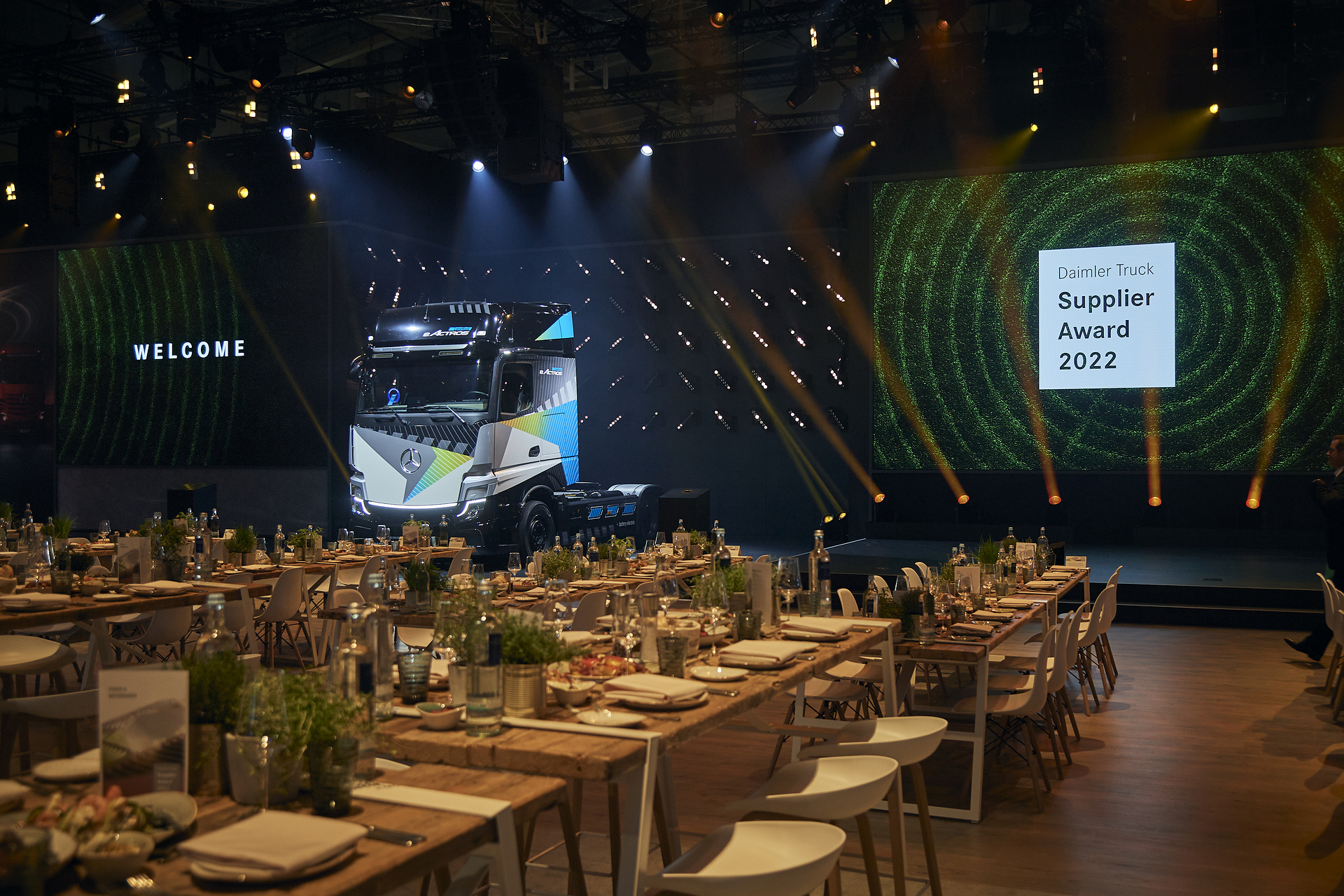 Daimler Truck presents its Supplier Award for the first time as an independent company. Daimler Truck AG presents its Supplier Award for the first time as an independent company