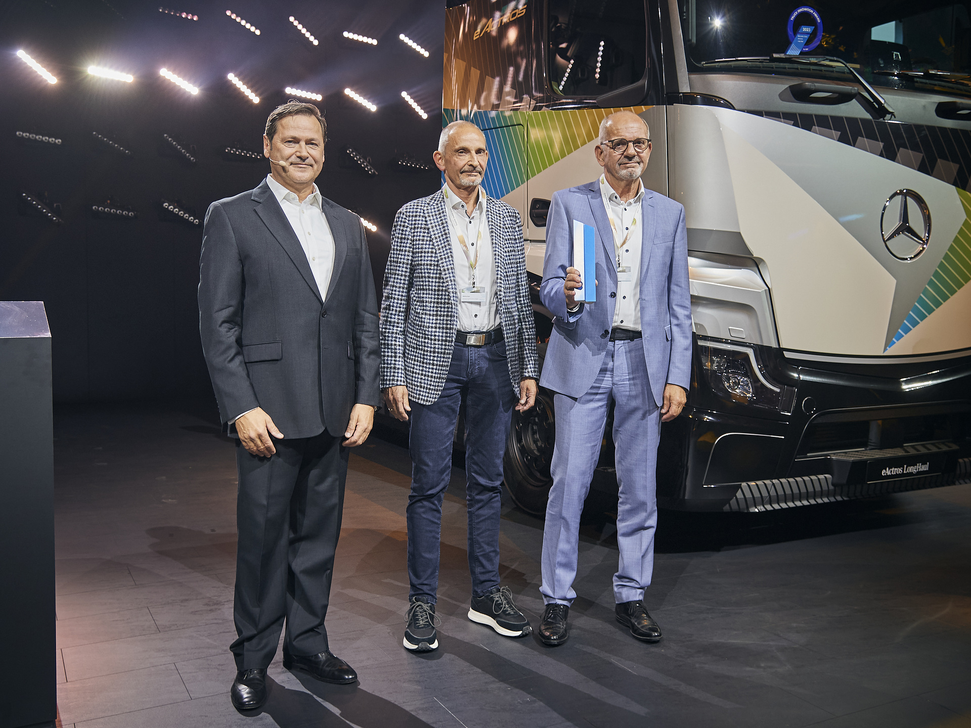 Winner Category Partnership: Friedrich Boysen GmbH & Co. KG. Awarded for its outstanding cooperation in the development of the new heavy-duty EU6 exhaust aftertreatment box. F.l.t.r.: Marcus Schoenenberg (CPO, Daimler Truck AG), Mathias Keck (Senior Manager, Boysen), Rolf Geisel (CEO, Boysen). Daimler Truck AG presents its Supplier Award for the first time as an independent company