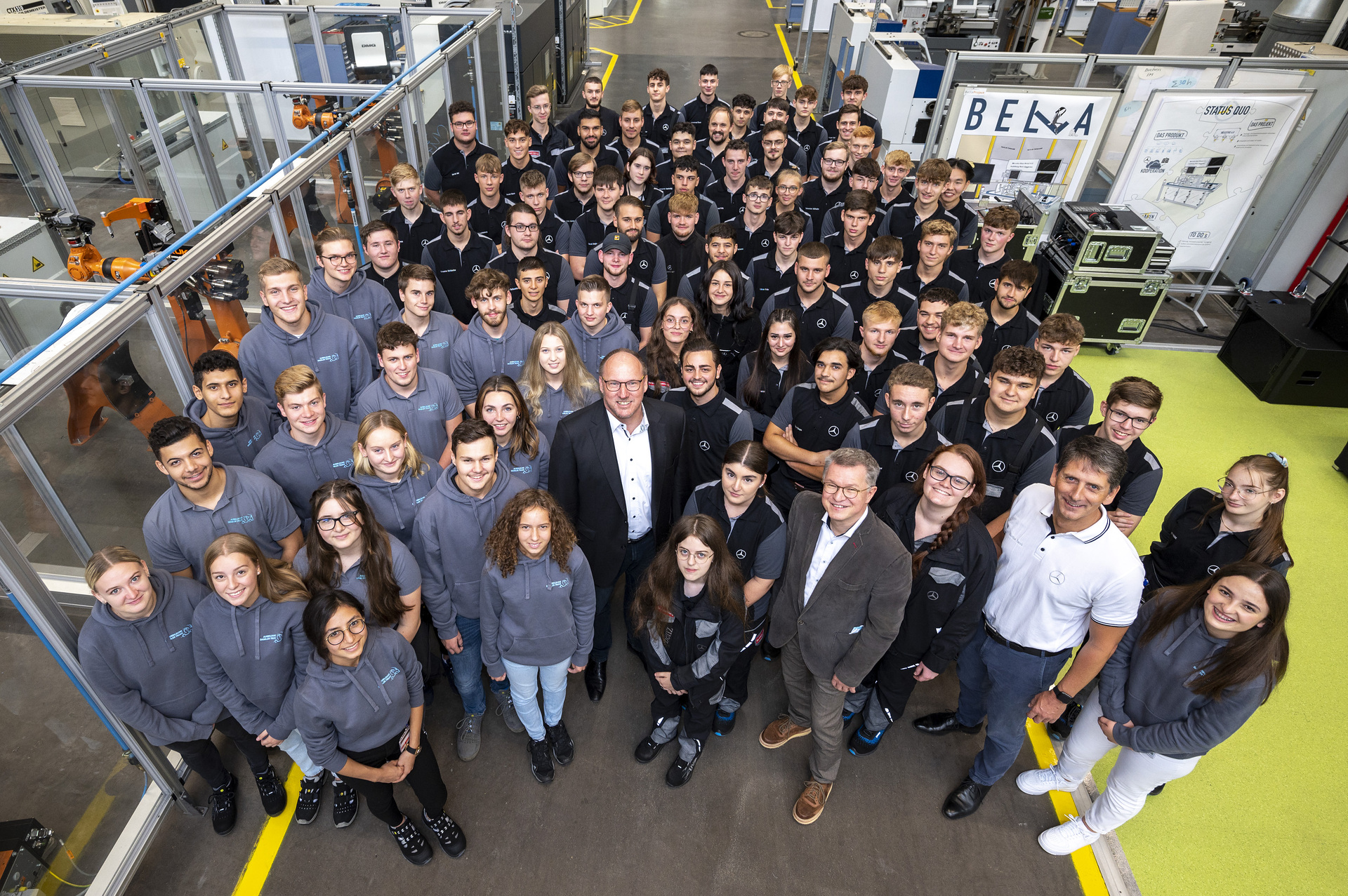 Begrüßung der neuen Auszubildenden im Mercedes-Benz Werk Gaggenau. v.l.: Daimler Truck Finanz-Vorstand Jochen Goetz, Dr. Thomas Bauer, Leiter Aus- und Weiterbildung Daimler Truck Deutschland, Thomas Twork, Standortverantwortlicher Mercedes-Benz Werk Gaggenau. Daimler Truck Finanz-Vorstand Jochen Goetz begrüßt neue Auszubildende im Mercedes-Benz Werk Gaggenau