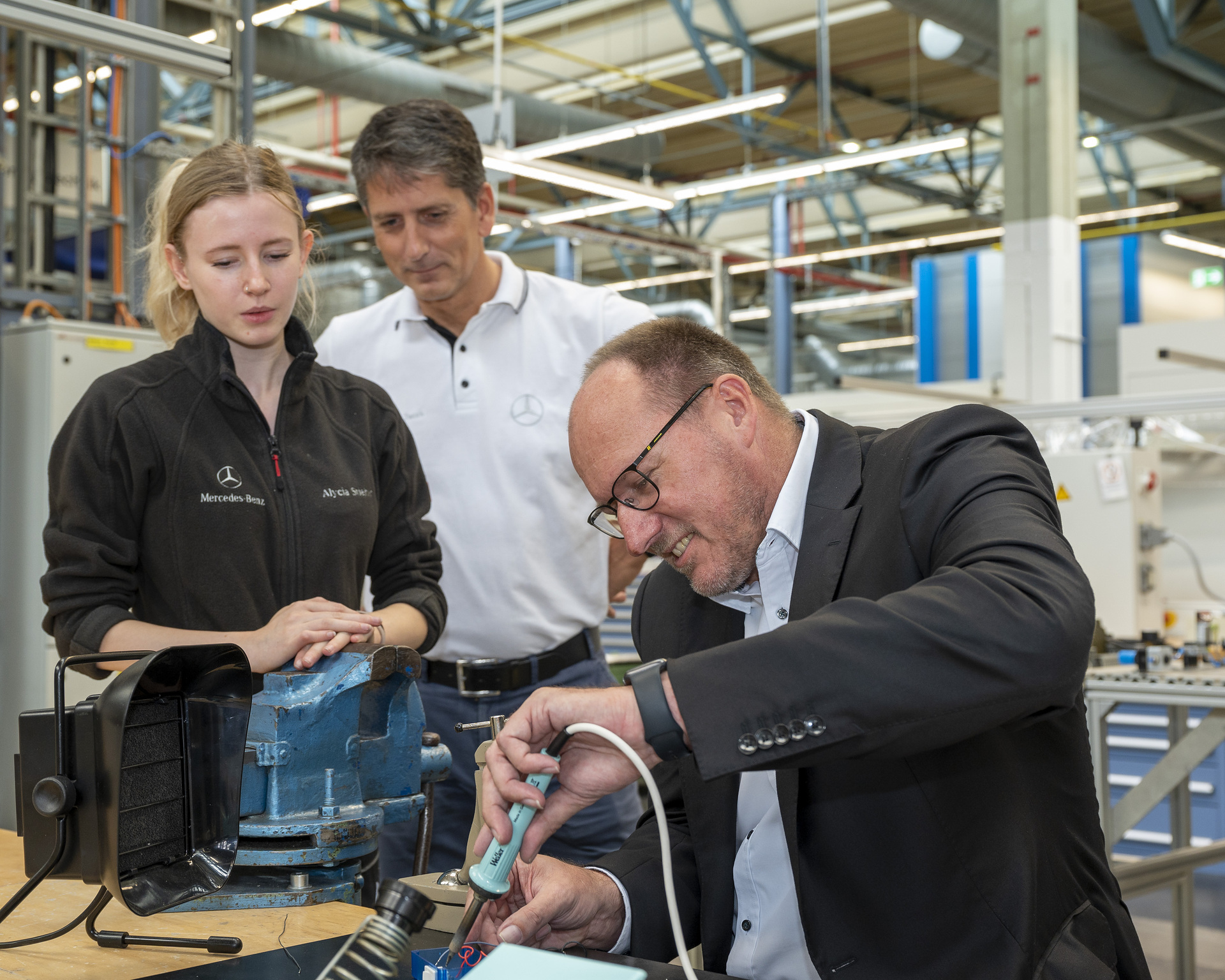 Daimler Truck Finanz-Vorstand Jochen Goetz gemeinsam mit Thomas Twork, Standortverantwortlicher Mercedes-Benz Werk Gaggenau, in der Ausbildungswerkstatt im Mercedes-Benz Werk Gaggenau. Daimler Truck Finanz-Vorstand Jochen Goetz begrüßt neue Auszubildende im Mercedes-Benz Werk Gaggenau