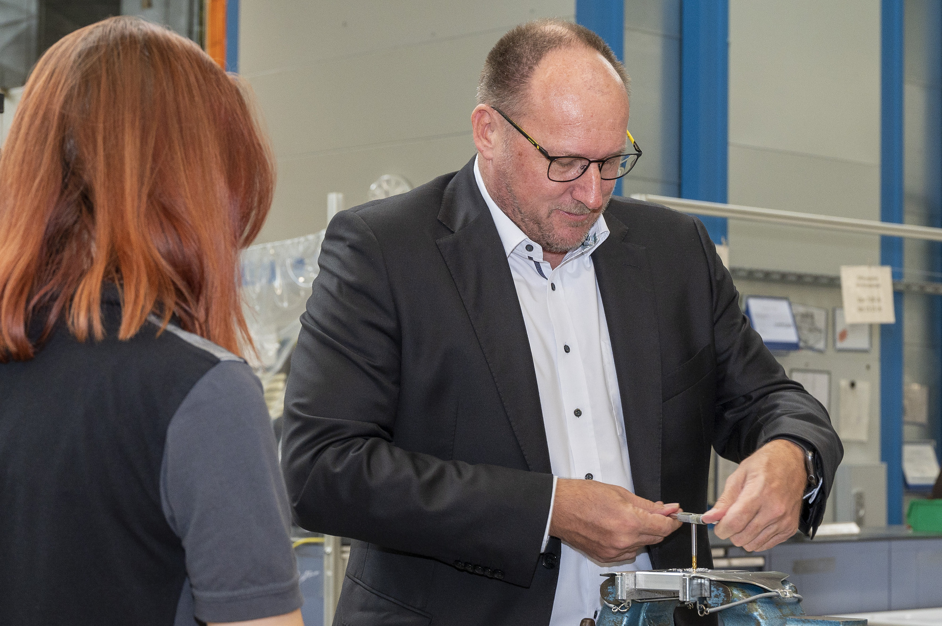 Daimler Truck Finanz-Vorstand Jochen Goetz in der Ausbildungswerkstatt im Mercedes-Benz Werk Gaggenau. Daimler Truck Finanz-Vorstand Jochen Goetz begrüßt neue Auszubildende im Mercedes-Benz Werk Gaggenau