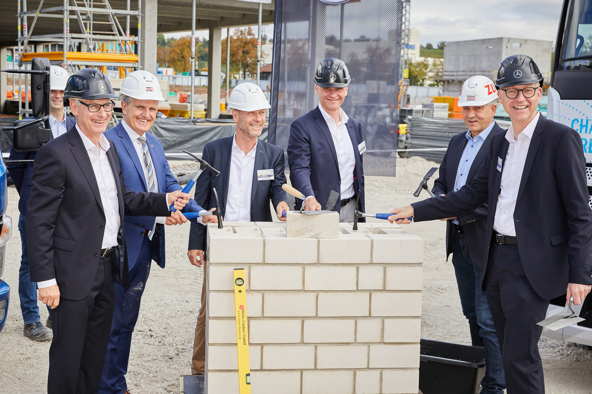 Von links nach rechts: Andreas Schmid, Leiter Vertriebsdirektion Süd (Daimler Truck), Dr. Frank Nopper, Oberbürgermeister der Landeshauptstadt Stuttgart, Martin Weltner, Geschäftsführer PSP Weltner Louvieaux Architekten GmbH, Mark Pleß, Verkaufsleiter Lkw Stuttgart und Reutlingen (Daimler Truck), Angelo Evangelista, Ed. Züblin AG, Dr. Volker Hüntrup, Leiter Own Retail Trucks Europe Daimler Truck errichtet neuen Standort für Vertrieb und Service von Lkw und Bussen in Stuttgart