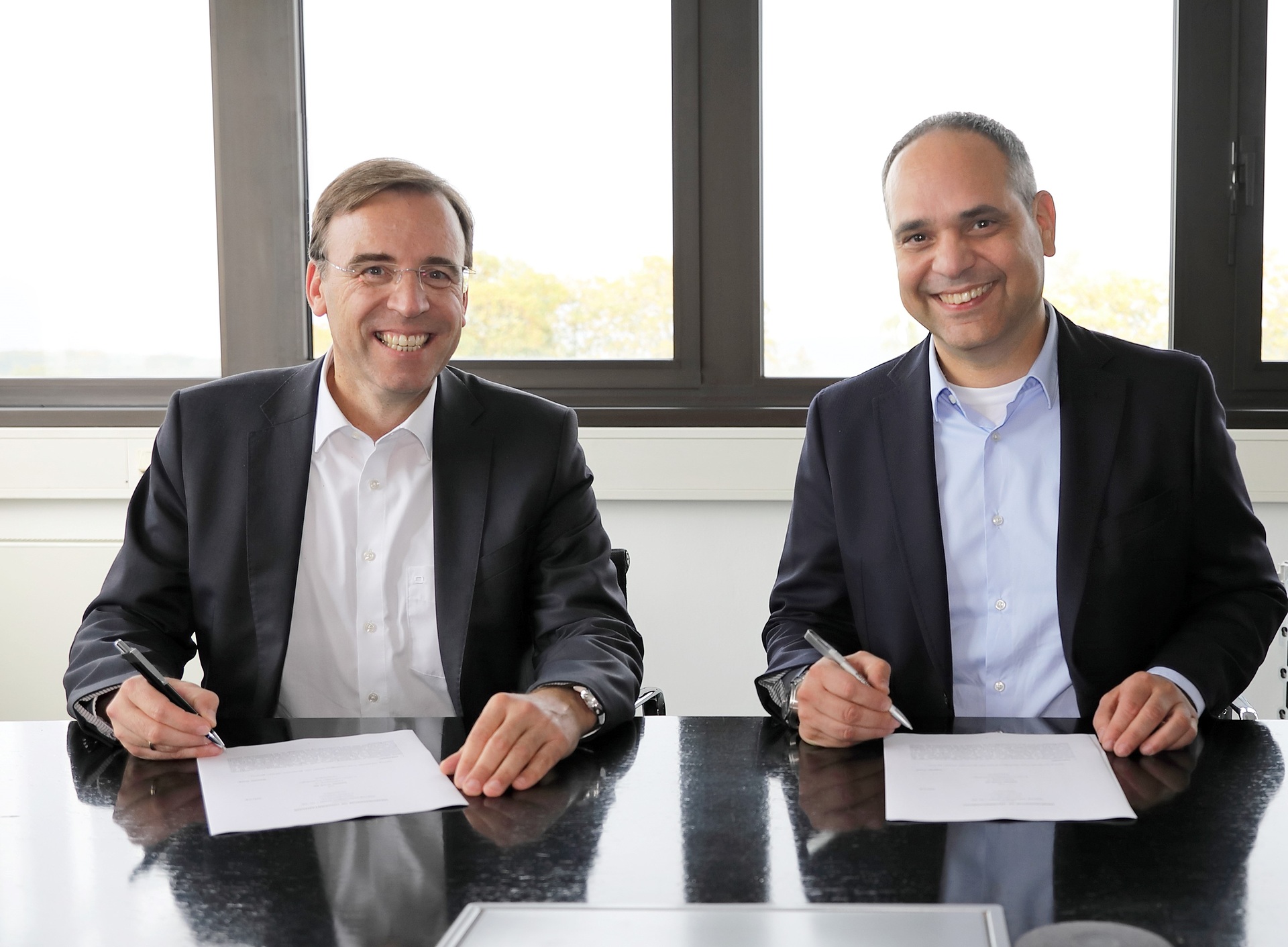 Bernd Nagel, CEO Gehring Group
Yaris Pürsün, Head of Global Powersystems Operation Daimler Truck Daimler Truck and Gehring Technologies sign strategic partnership agreement for commercial vehicle specific application of electric motors