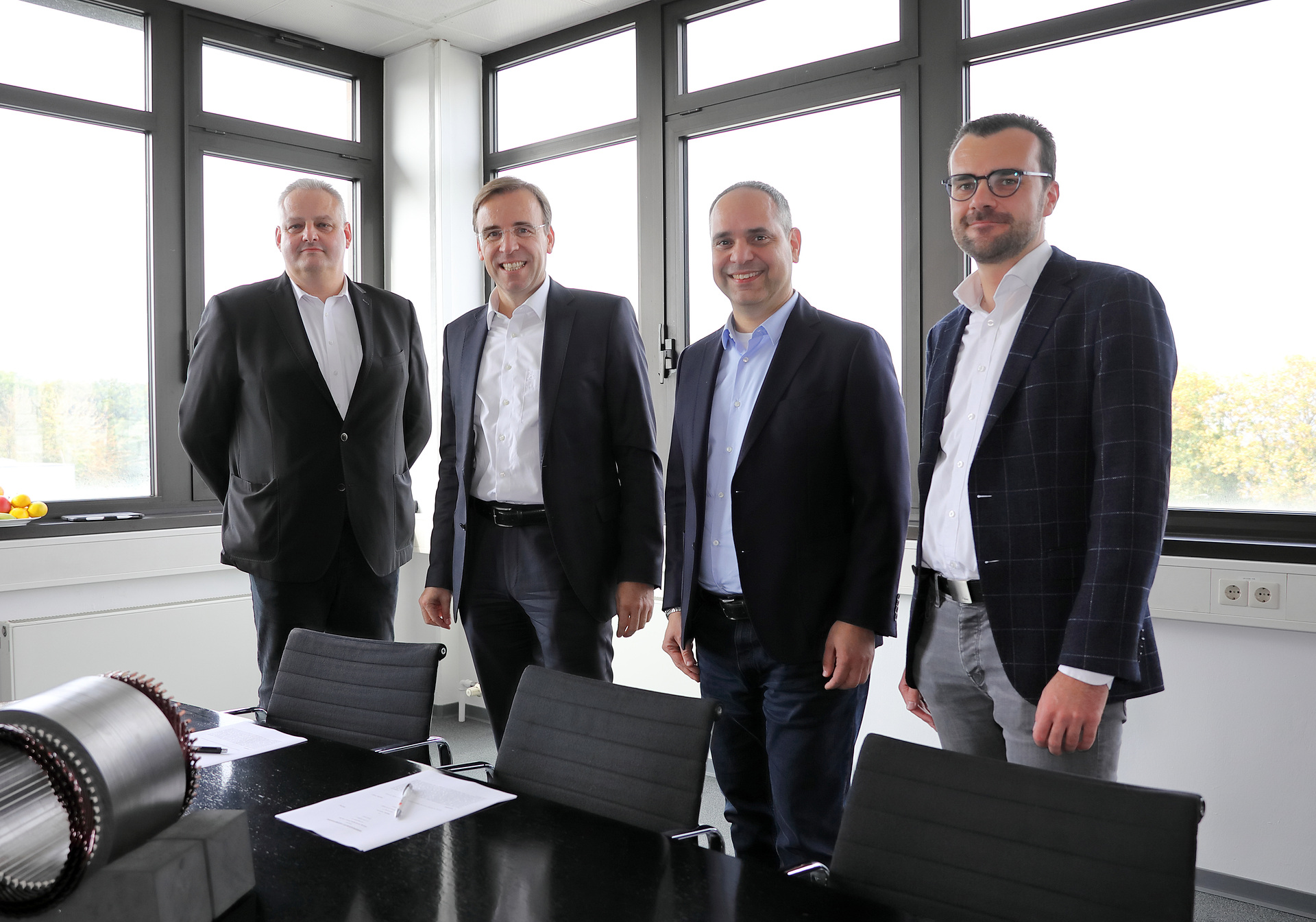 Silvio Krüger, General Manager Gehring Technologies
Bernd Nagel, CEO Gehring Group
Yaris Pürsün, Head of Global Powersystems Operation Daimler Truck
Thomas Mohr, Head of InnoLab eDrive Kassel & Gaggenau
Daimler Truck and Gehring Technologies sign strategic partnership agreement for commercial vehicle specific application of electric motors