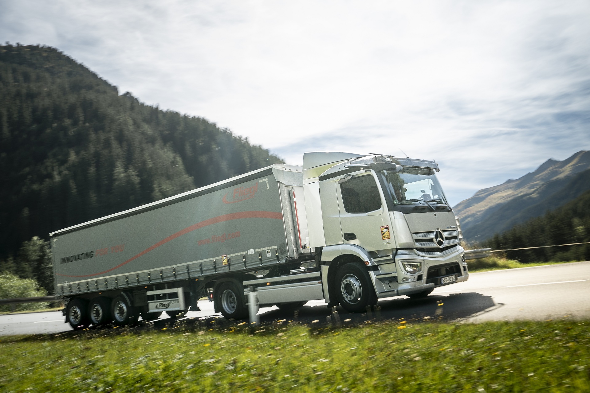 Electric semitrailer tractor in the Alps: 40-tons eActros crosses the Arlberg Pass in Tyrol