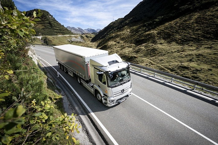 Electric semitrailer tractor in the Alps: 40-tons eActros crosses the Arlberg Pass in Tyrol