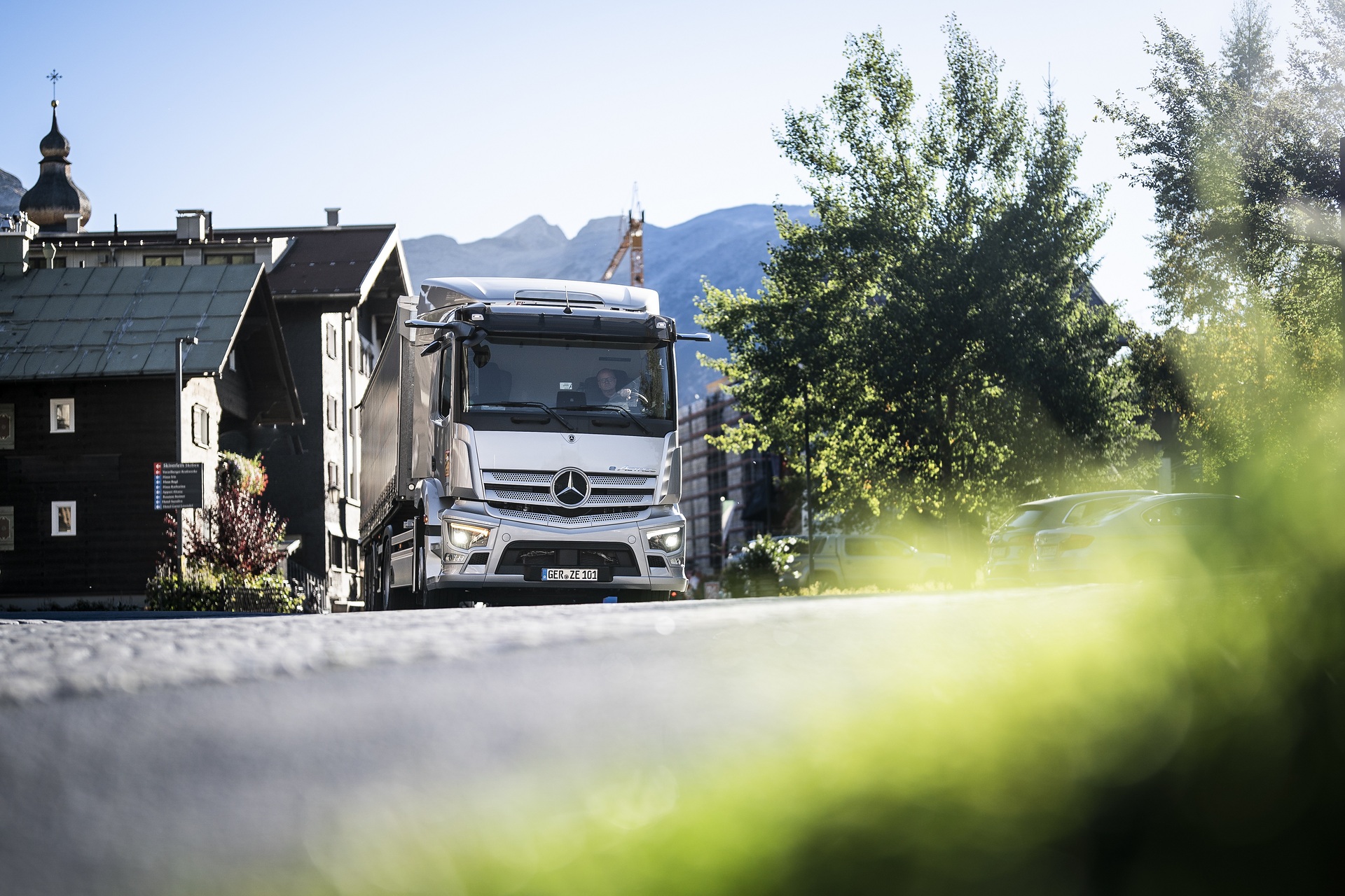 Electric semitrailer tractor in the Alps: 40-tons eActros crosses the Arlberg Pass in Tyrol