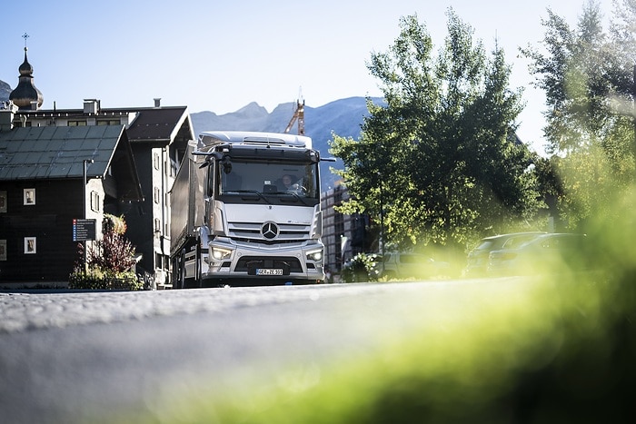 Elektrische Sattelzugmaschine im Höhenflug: 40-Tonner mit Stern überquert Arlbergpass in Tirol