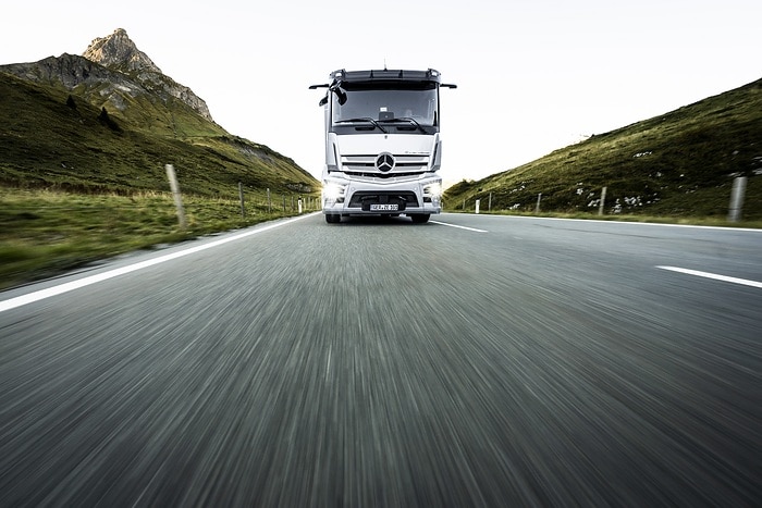 Electric semitrailer tractor in the Alps: 40-tons eActros crosses the Arlberg Pass in Tyrol