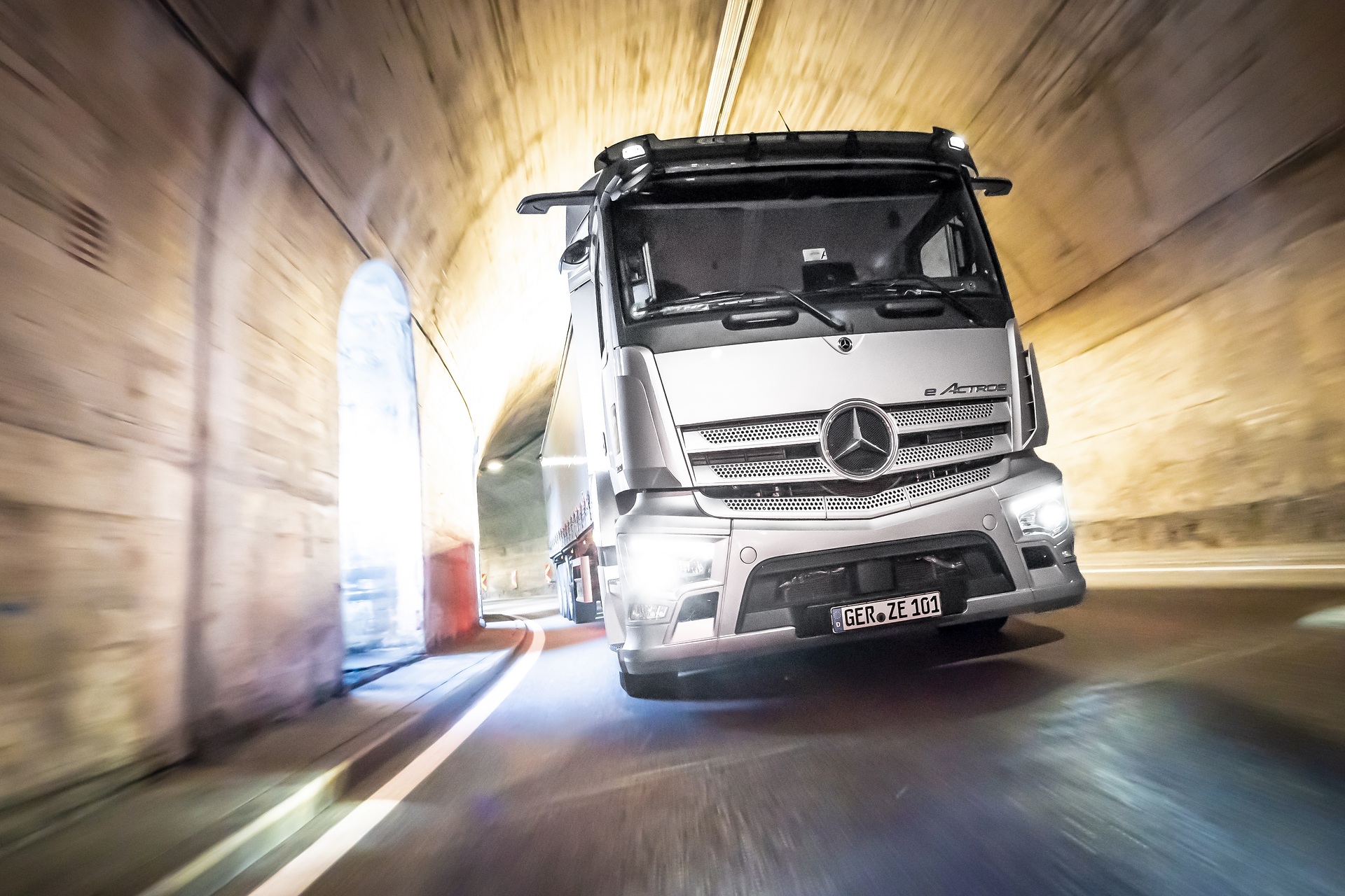 Electric semitrailer tractor in the Alps: 40-tons eActros crosses the Arlberg Pass in Tyrol