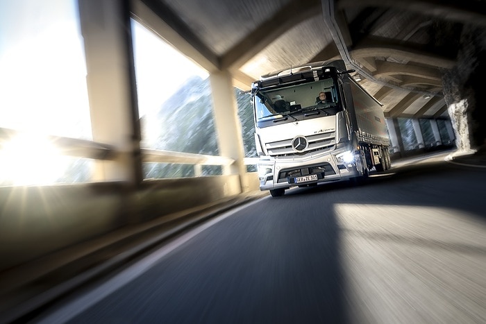 Electric semitrailer tractor in the Alps: 40-tons eActros crosses the Arlberg Pass in Tyrol