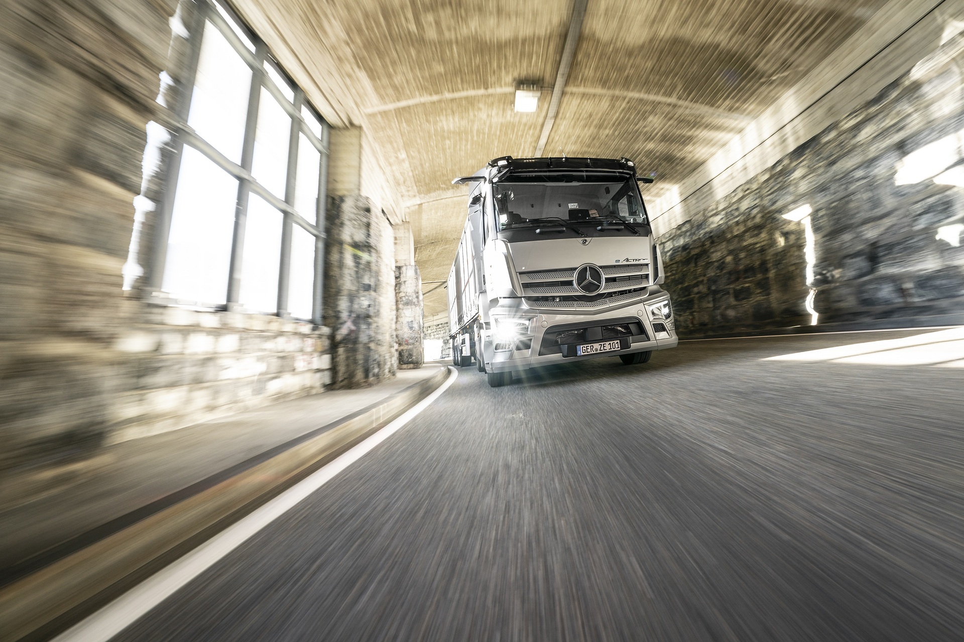 Electric semitrailer tractor in the Alps: 40-tons eActros crosses the Arlberg Pass in Tyrol