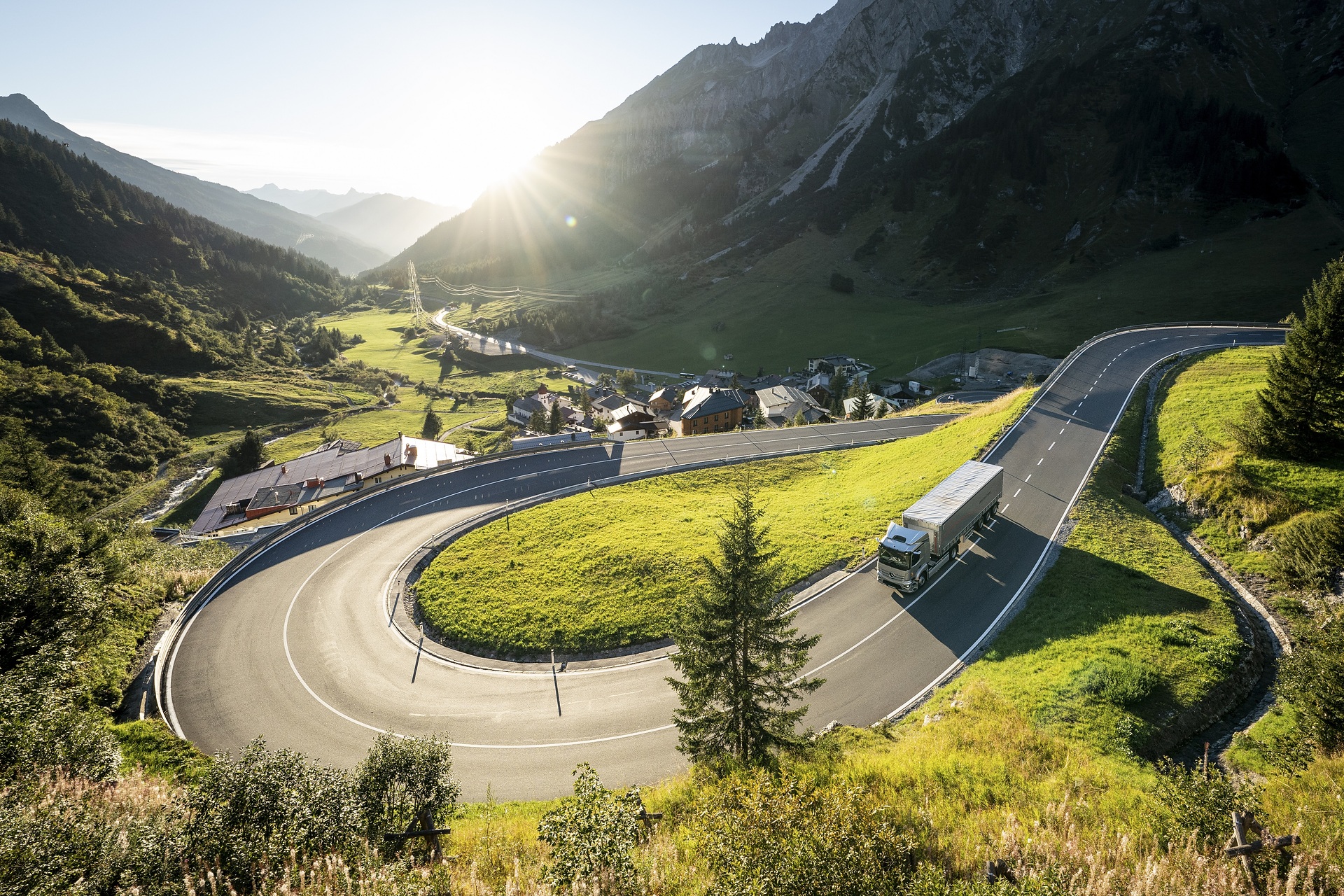 Electric semitrailer tractor in the Alps: 40-tons eActros crosses the Arlberg Pass in Tyrol