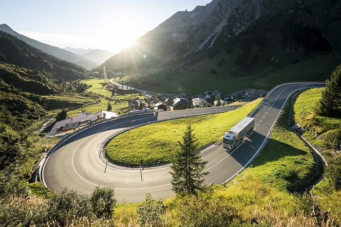 Elektrische Sattelzugmaschine im Höhenflug: 40-Tonner mit Stern überquert Arlbergpass in Tirol