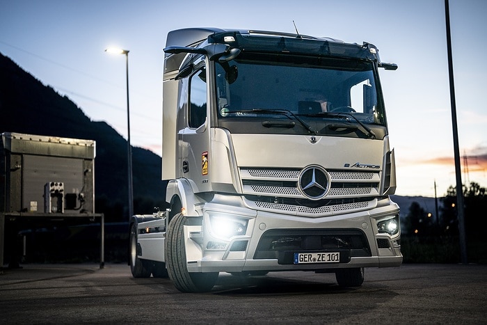 Electric semitrailer tractor in the Alps: 40-tons eActros crosses the Arlberg Pass in Tyrol