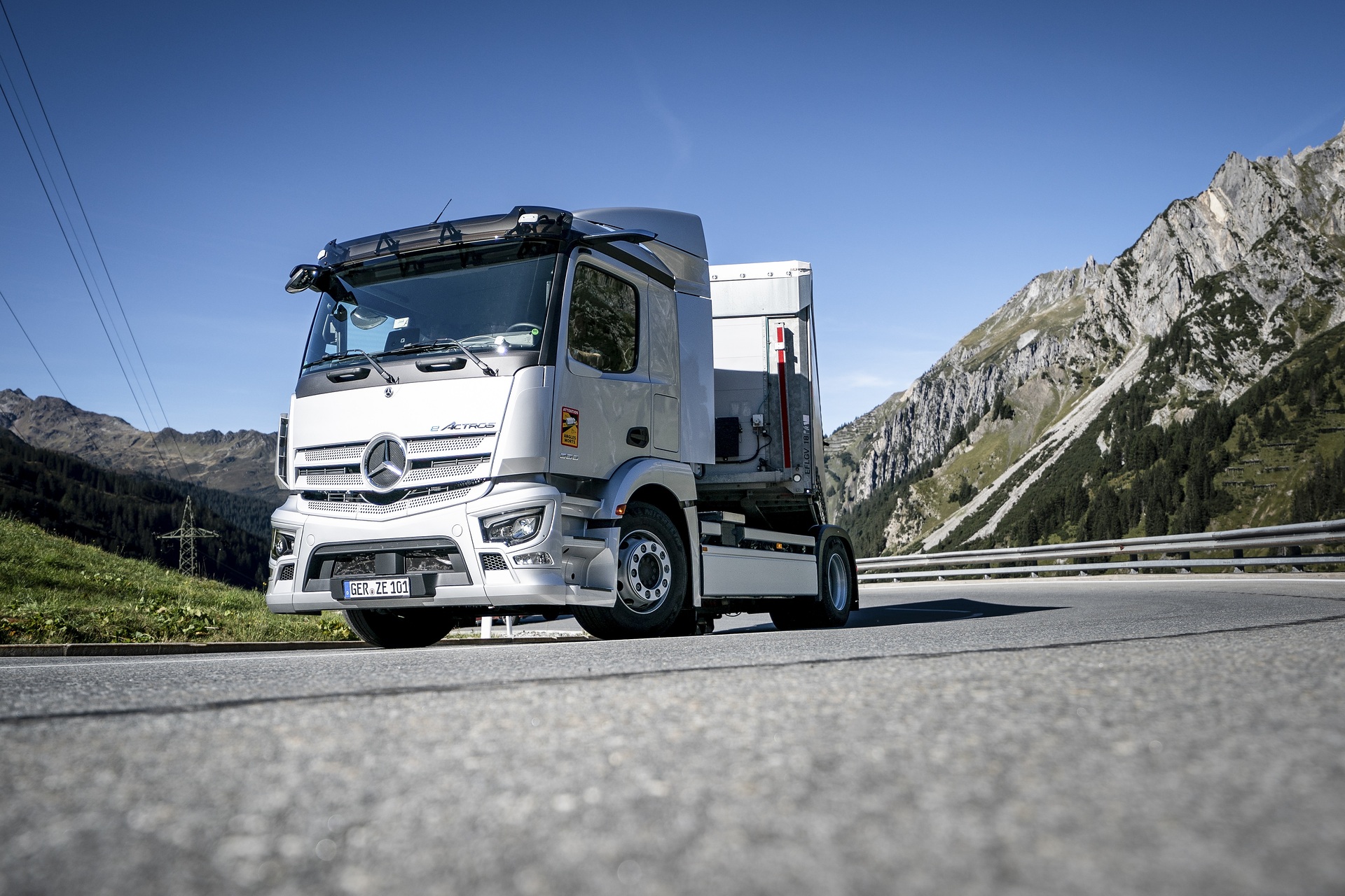 Electric semitrailer tractor in the Alps: 40-tons eActros crosses the Arlberg Pass in Tyrol