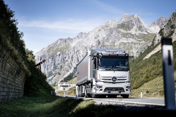 Electric semitrailer tractor in the Alps: 40-tons eActros crosses the Arlberg Pass in Tyrol