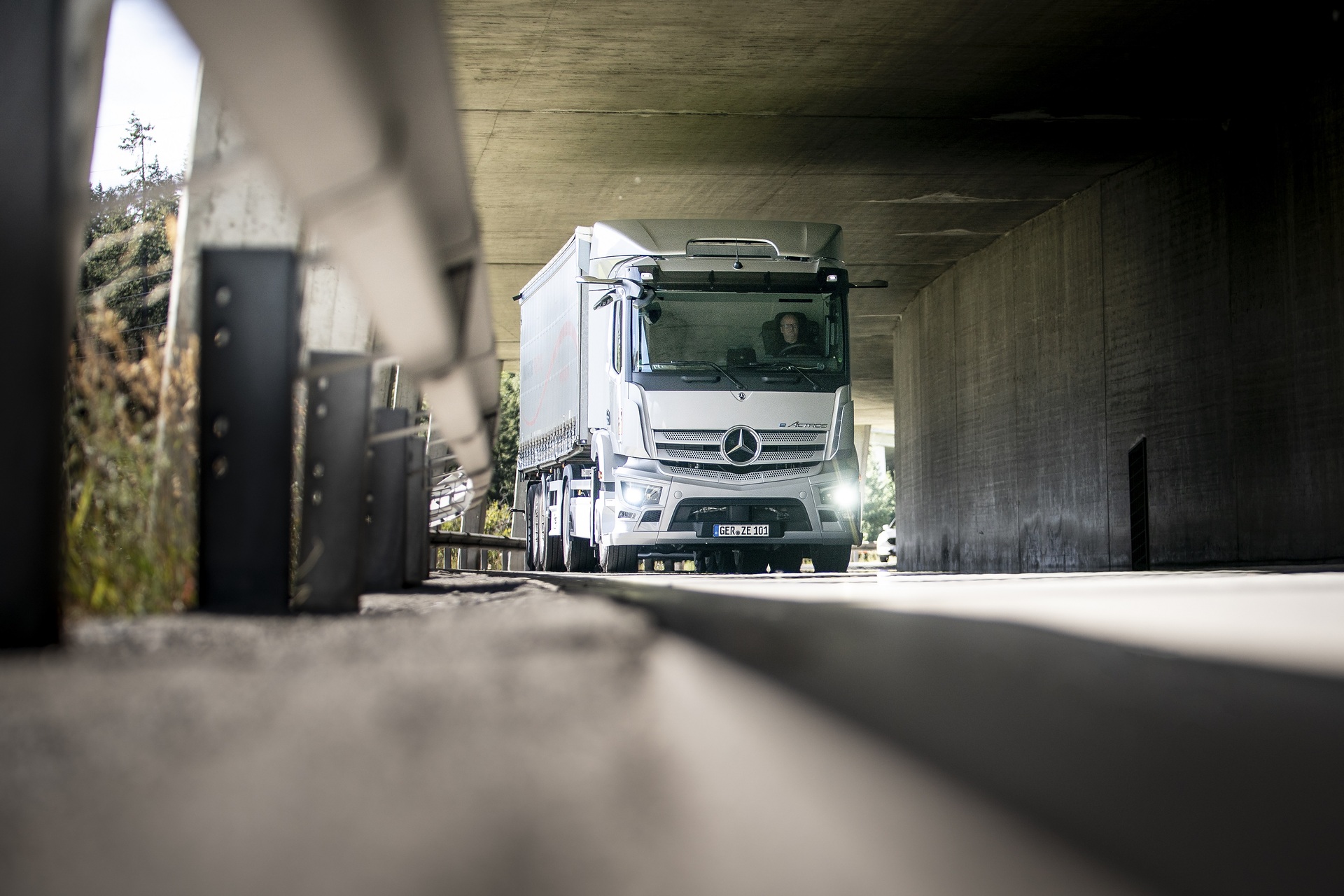 Electric semitrailer tractor in the Alps: 40-tons eActros crosses the Arlberg Pass in Tyrol