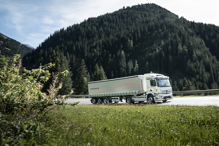 Electric semitrailer tractor in the Alps: 40-tons eActros crosses the Arlberg Pass in Tyrol