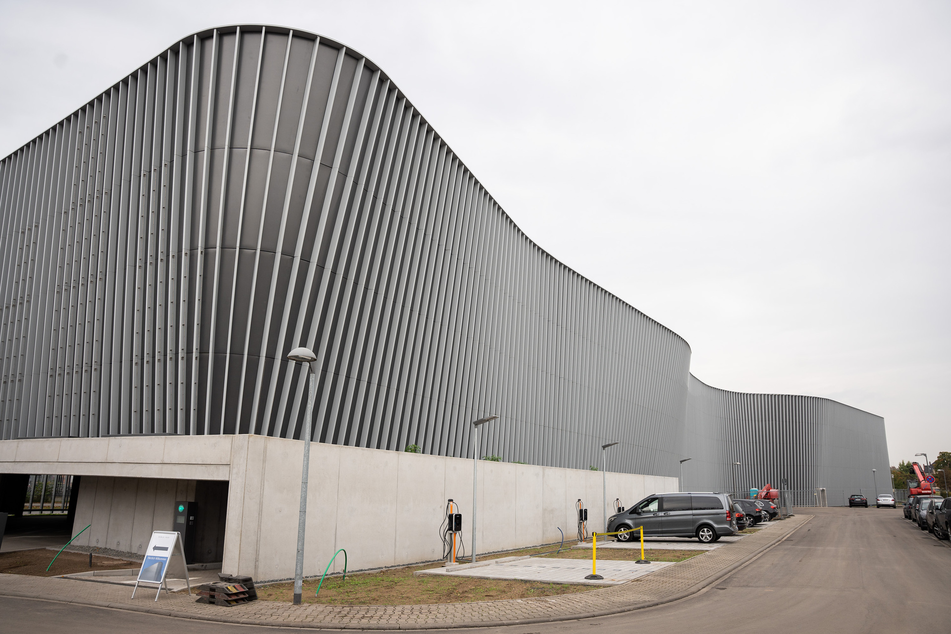 Rund 470 zusätzliche Parkplätze: Mercedes-Benz Werk Mannheim nimmt neues Mitarbeiterparkhaus in Betrieb