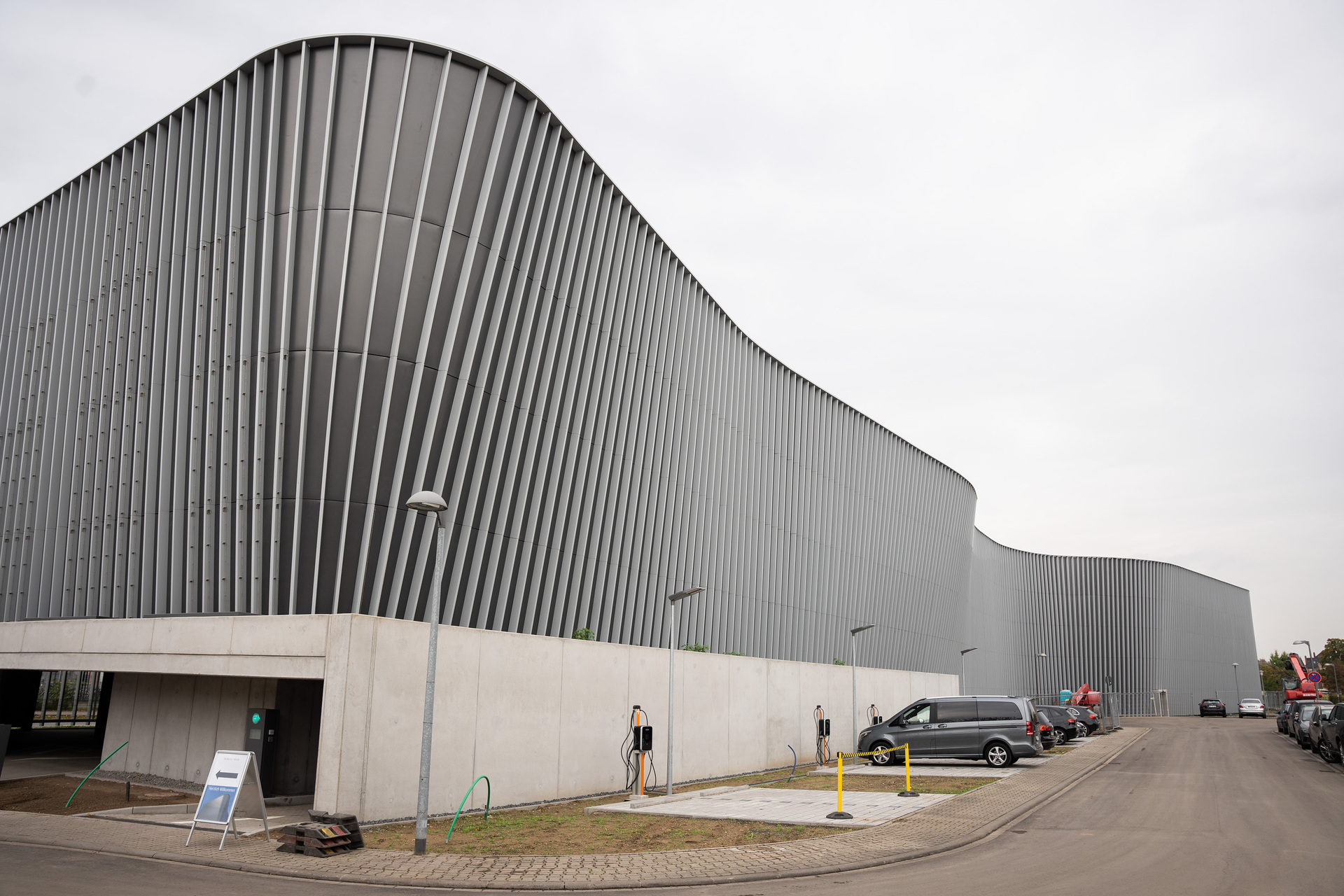 Eröffnung Mitarbeiter-Parkhaus MB Werk Mannheim Rund 470 zusätzliche Parkplätze: Mercedes-Benz Werk Mannheim nimmt neues Mitarbeiterparkhaus in Betrieb