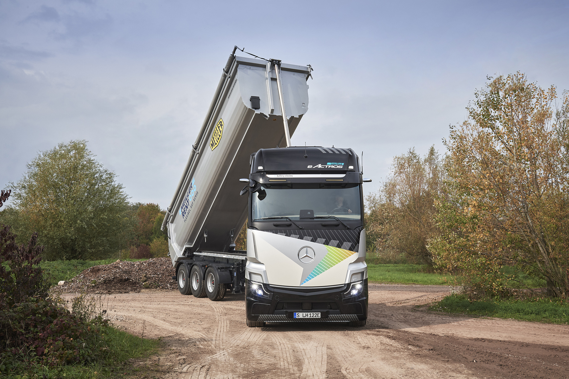 .eActros LongHaul mit elektrischem Nebenabtrieb für Anwendungsmöglichkeiten im straßenorientierten Bauverkehr. Bauverkehr goes Elektro: Mercedes-Benz Trucks präsentiert auf der bauma 2022 maßgeschneiderte geräuscharme und lokal CO2-neutrale Fahrzeuglösungen