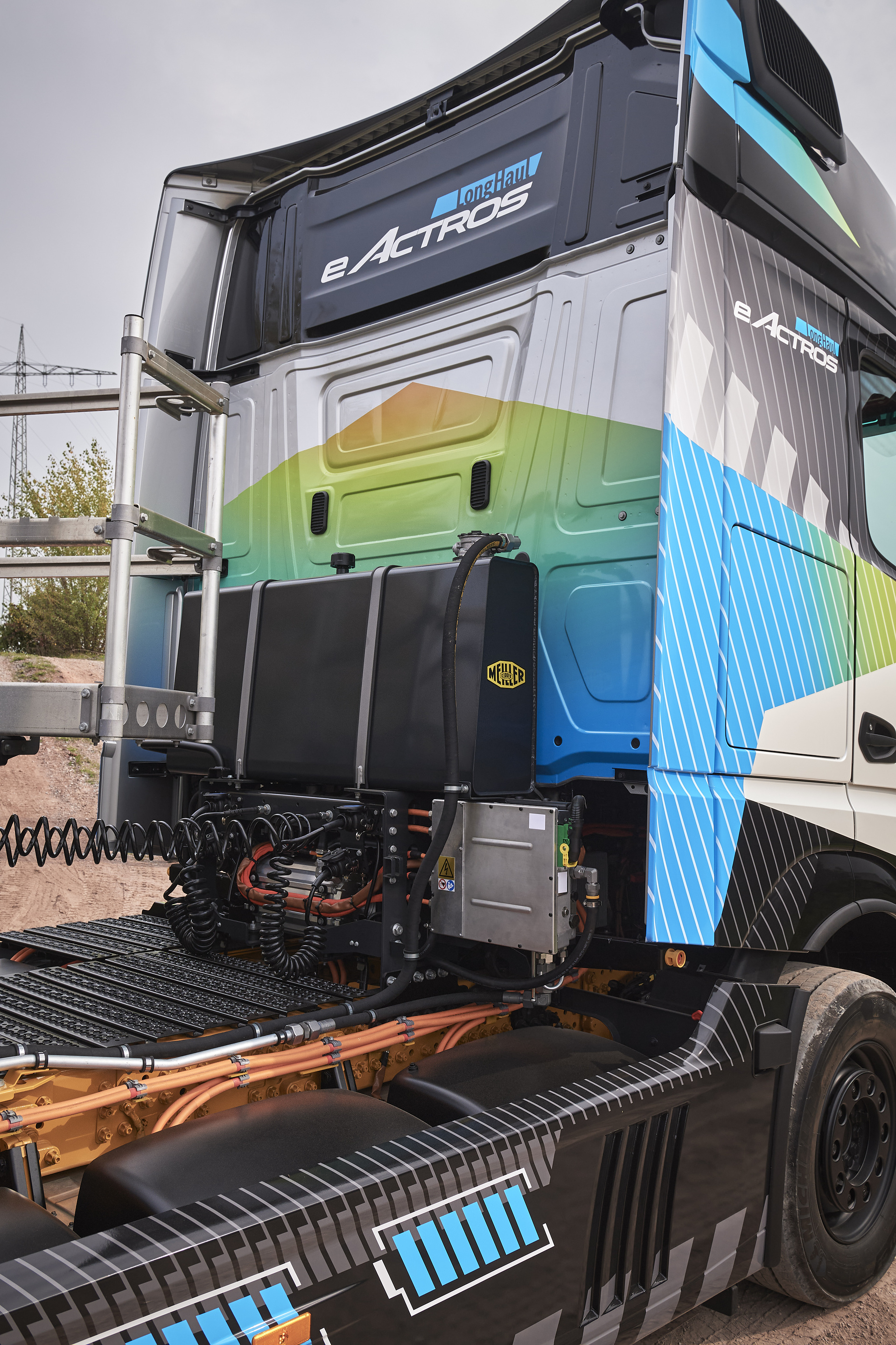 eActros LongHaul mit elektrischem Nebenabtrieb für Anwendungsmöglichkeiten im straßenorientierten Bauverkehr. Bauverkehr goes Elektro: Mercedes-Benz Trucks präsentiert auf der bauma 2022 maßgeschneiderte geräuscharme und lokal CO2-neutrale Fahrzeuglösungen