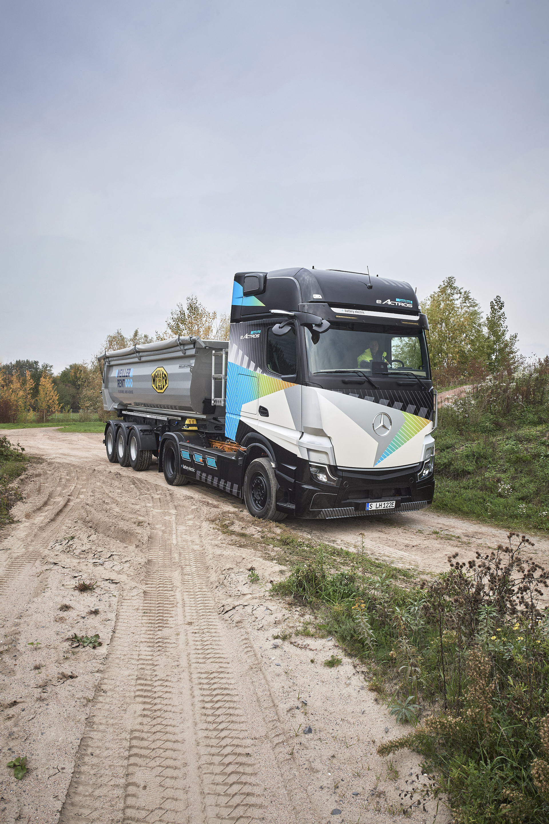 eActros LongHaul mit elektrischem Nebenabtrieb für Anwendungsmöglichkeiten im straßenorientierten Bauverkehr. Bauverkehr goes Elektro: Mercedes-Benz Trucks präsentiert auf der bauma 2022 maßgeschneiderte geräuscharme und lokal CO2-neutrale Fahrzeuglösungen