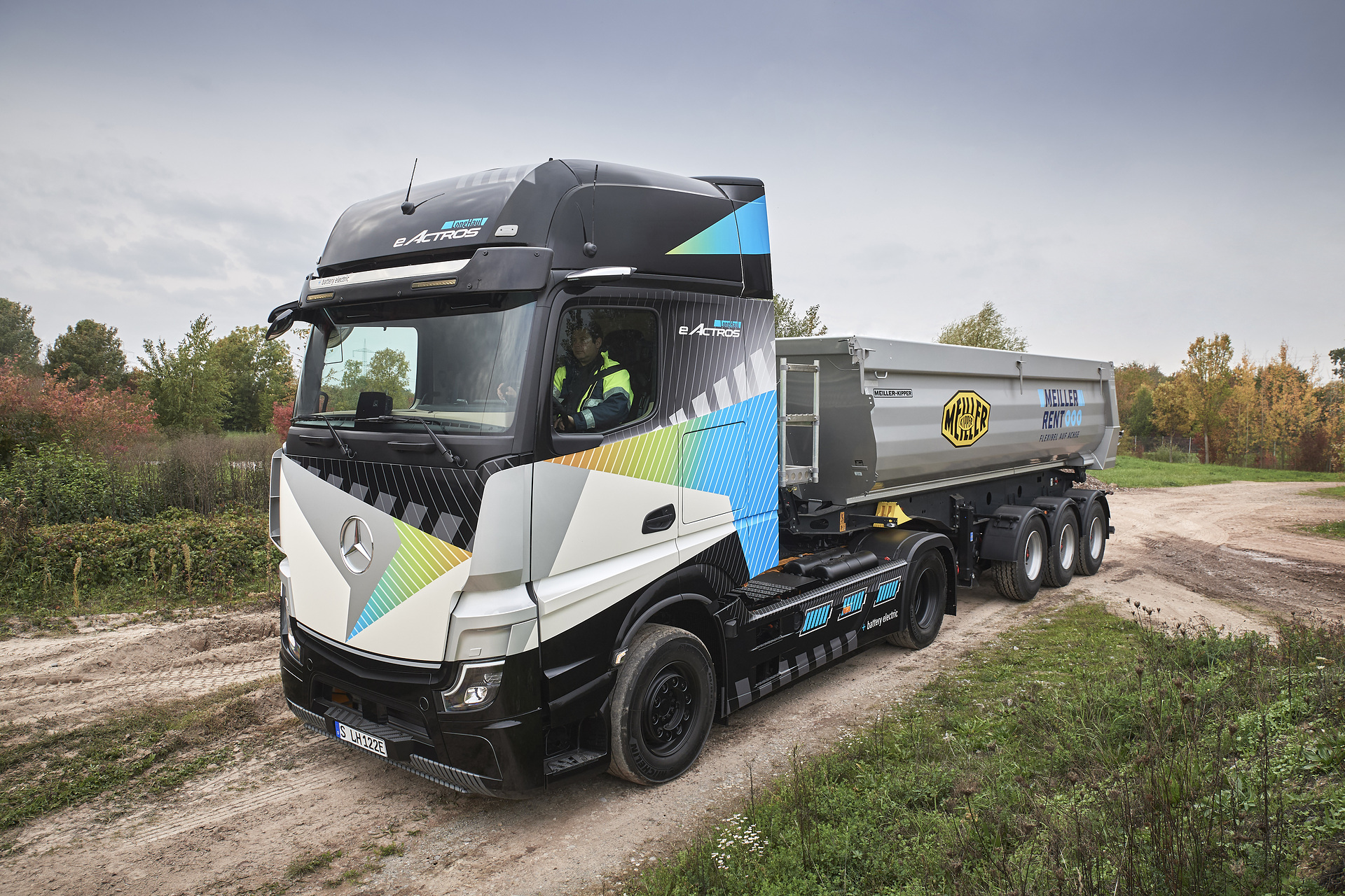 eActros LongHaul mit elektrischem Nebenabtrieb für Anwendungsmöglichkeiten im straßenorientierten Bauverkehr. Bauverkehr goes Elektro: Mercedes-Benz Trucks präsentiert auf der bauma 2022 maßgeschneiderte geräuscharme und lokal CO2-neutrale Fahrzeuglösungen