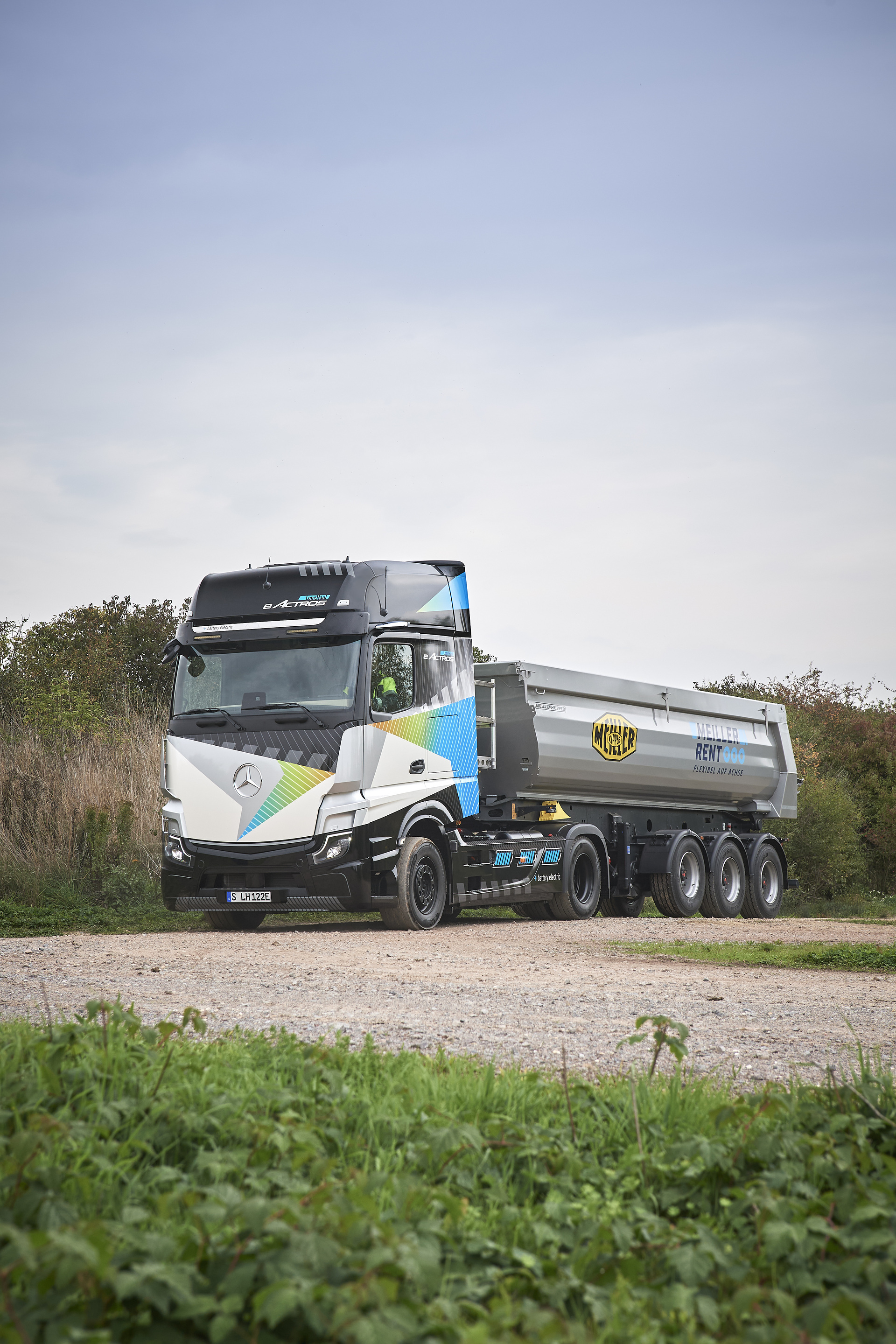 eActros LongHaul mit elektrischem Nebenabtrieb für Anwendungsmöglichkeiten im straßenorientierten Bauverkehr. Bauverkehr goes Elektro: Mercedes-Benz Trucks präsentiert auf der bauma 2022 maßgeschneiderte geräuscharme und lokal CO2-neutrale Fahrzeuglösungen