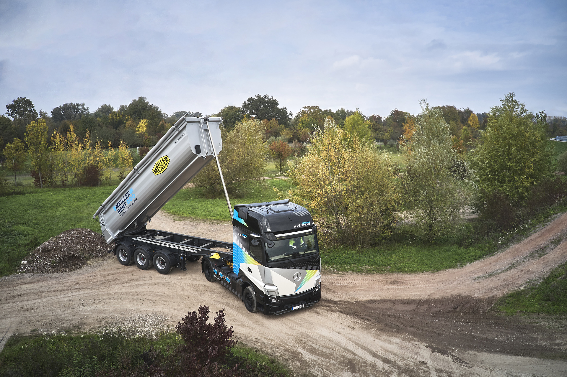 eActros LongHaul mit elektrischem Nebenabtrieb für Anwendungsmöglichkeiten im straßenorientierten Bauverkehr. Bauverkehr goes Elektro: Mercedes-Benz Trucks präsentiert auf der bauma 2022 maßgeschneiderte geräuscharme und lokal CO2-neutrale Fahrzeuglösungen