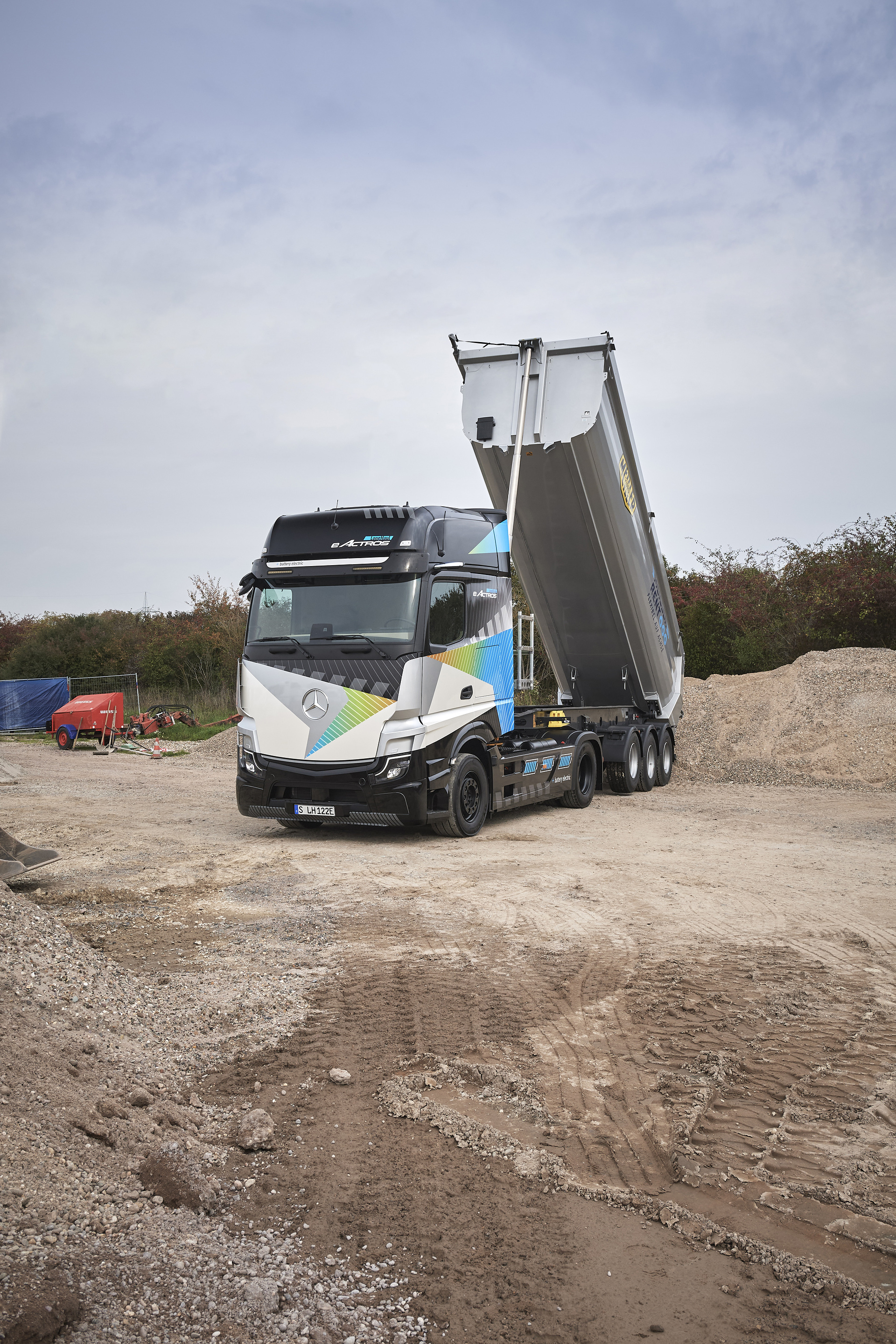 eActros LongHaul mit elektrischem Nebenabtrieb für Anwendungsmöglichkeiten im straßenorientierten Bauverkehr. Bauverkehr goes Elektro: Mercedes-Benz Trucks präsentiert auf der bauma 2022 maßgeschneiderte geräuscharme und lokal CO2-neutrale Fahrzeuglösungen