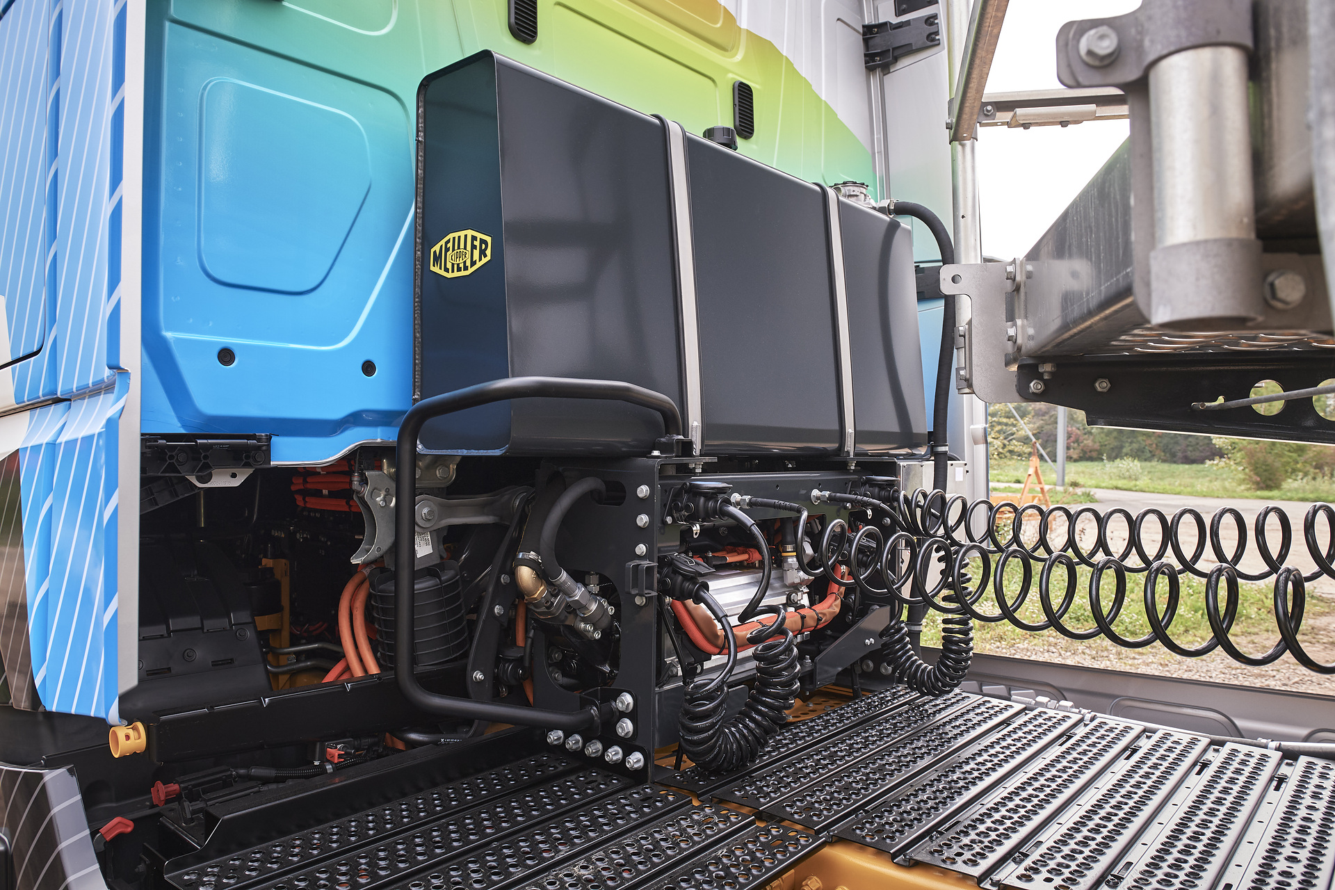 eActros LongHaul mit elektrischem Nebenabtrieb für Anwendungsmöglichkeiten im straßenorientierten Bauverkehr. Bauverkehr goes Elektro: Mercedes-Benz Trucks präsentiert auf der bauma 2022 maßgeschneiderte geräuscharme und lokal CO2-neutrale Fahrzeuglösungen