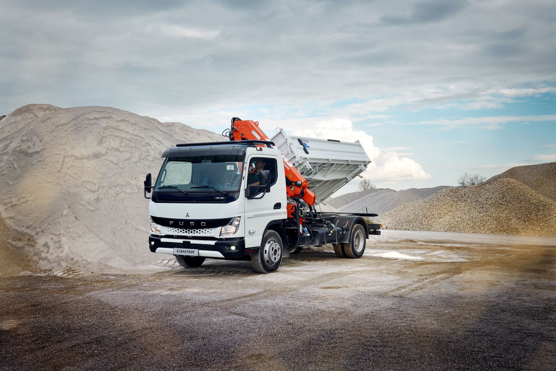 FUSO Canter (7,49 t) mit einem Dreiseiten-Kipper von Meiller und einem Kran von Atlas, Komfort-Einzel-Kabine