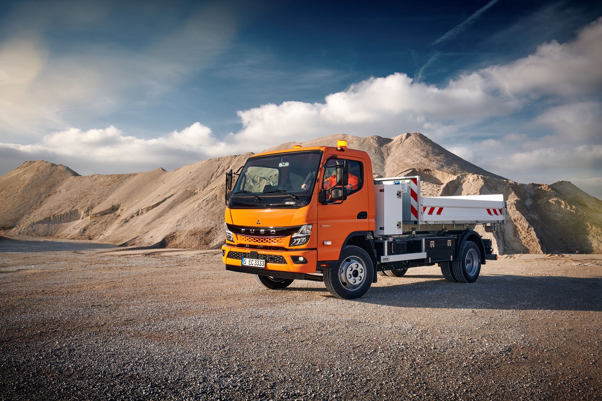 Robust, effizient und batterieelektrisch: Daimler Truck-Tochter FUSO präsentiert auf der bauma 2022 den Next Generation eCanter mit Abrollkipper für die Baubranche Robust, effizient und batterieelektrisch: Daimler Truck-Tochter FUSO präsentiert auf der bauma 2022 den Next Generation eCanter mit Abrollkipper für die Baubranche