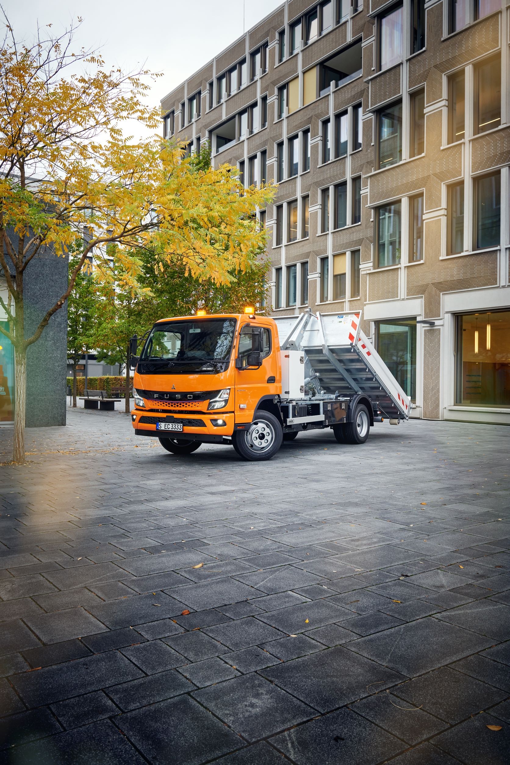 Robust, effizient und batterieelektrisch: Daimler Truck-Tochter FUSO präsentiert auf der bauma 2022 den Next Generation eCanter mit Abrollkipper für die Baubranche Robust, effizient und batterieelektrisch: Daimler Truck-Tochter FUSO präsentiert auf der bauma 2022 den Next Generation eCanter mit Abrollkipper für die Baubranche