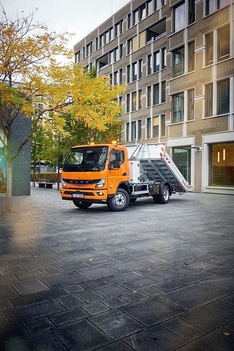 Robust, effizient und batterieelektrisch: Daimler Truck-Tochter FUSO präsentiert auf der bauma 2022 den Next Generation eCanter mit Abrollkipper für die Baubranche